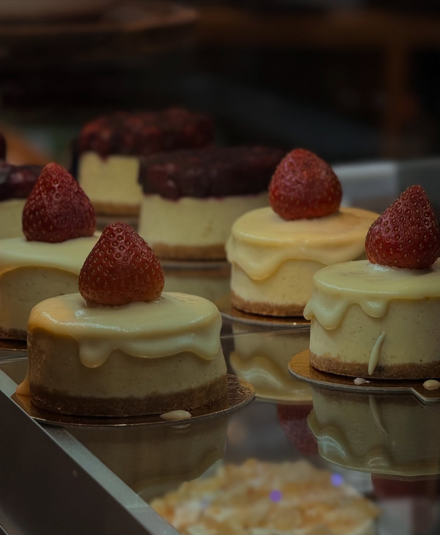 ☕️Ciepłe filiżanki. Przytulne zakątki. Zima na zewnątrz, komfort w środku. ❄️
Domowe desery, żeby twój dzień stall słodszy.🍓

☕️Warm cups. Cozy corners. Winter outside, comfort inside. ❄️
Homemade desserts to make it even sweeter.🍓

📍 Emilii Plater 8 
📍 Marszałkowska 27/35

#cheesecake #coffee #warzsawa #specialty #cozycafe