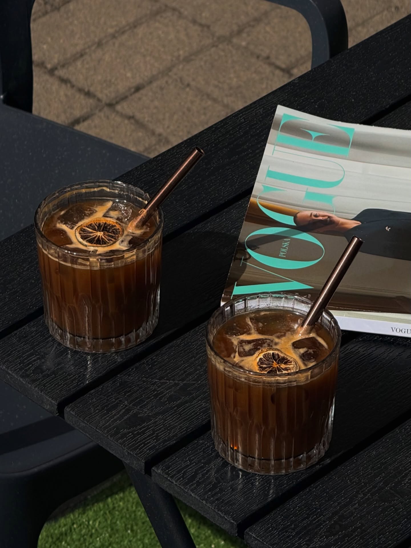 🗞️☕️Słońce, kawa i chwile bez pośpiechu ☀️

Espresso tonic w dłoni,
magazyn na stole
i nigdzie nie trzeba się spieszyć.

Znajome twarze, ciche rozmowy
i to uczucie, że jesteś dokładnie tam, gdzie powinieneś.

Twoje ulubione miejsce 🤍
—
🗞️☕️Sunlight, coffee, and slow moments ☀️

Espresso tonic in your hand,
a magazine on the table,
and nowhere else to be.

Familiar faces, quiet conversations,
and that feeling of being exactly where you need to be.

Your favorite place 🤍

📍 Emilii Plater 8 
📍 Marszałkowska 27/35

#vogue #specialtycoffee #kawiarniawarszawa #coffee #spot