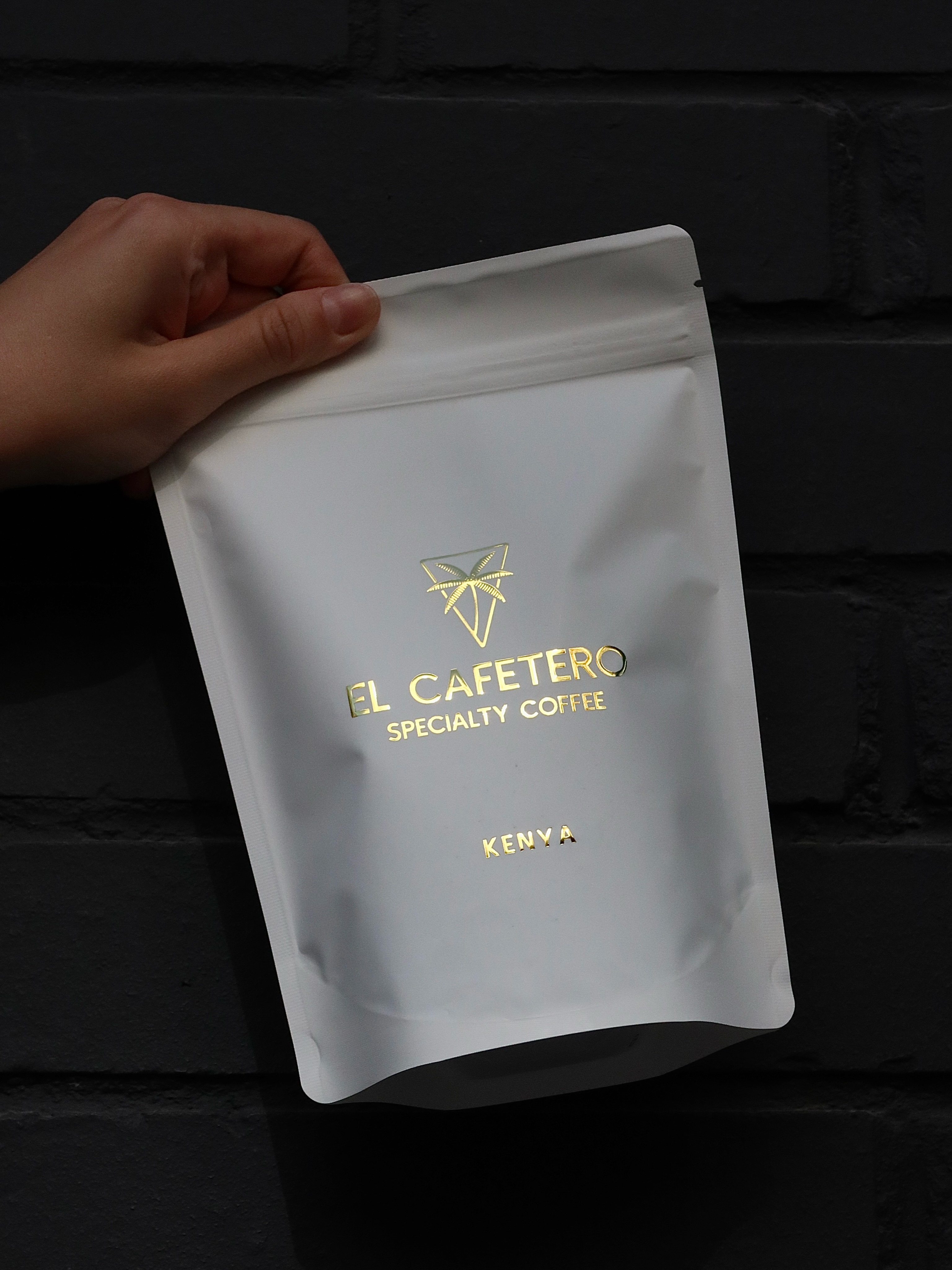 Kenia • Getuya • Filtr

Specialty coffee z regionu Kirinyaga, pochodząca ze stacji obróbki Mwirua Farmers Cooperative. Klasyczna Kenia, która zachwyca soczystością i wyjątkową czystością smaku.

Obróbka washed podkreśla wyrazistą kwasowość oraz elegancki, owocowo-kwiatowy charakter.

W filiżance znajdziesz nuty truskawki, czarnej porzeczki i dzikiej róży, z aksamitną słodyczą i długim, orzeźwiającym finiszem.

Żywa, złożona i pełna energii — idealna dla miłośników wyrazistych przelewów.

Dostępna w naszej kawiarni oraz online.🤍

—

Kenya • Getuya • Filter

A specialty coffee from Kirinyaga, produced by the Mwirua Farmers Cooperative. A classic Kenyan coffee known for its vibrant acidity and exceptional clarity.

The washed process highlights a bright, clean cup with elegant fruit and floral complexity.

Expect notes of strawberry, blackcurrant, and rosehip, balanced by silky sweetness and a long, refreshing finish.

Lively, complex, and beautifully expressive — crafted for those who love vibrant filter coffee.

Available in-store and online.🤍

📍 Emilii Plater 8 
📍 Marszałkowska 27/35

#specialtycoffee #coffeebeans #batchbrew #filtercoffee #kenyacoffee