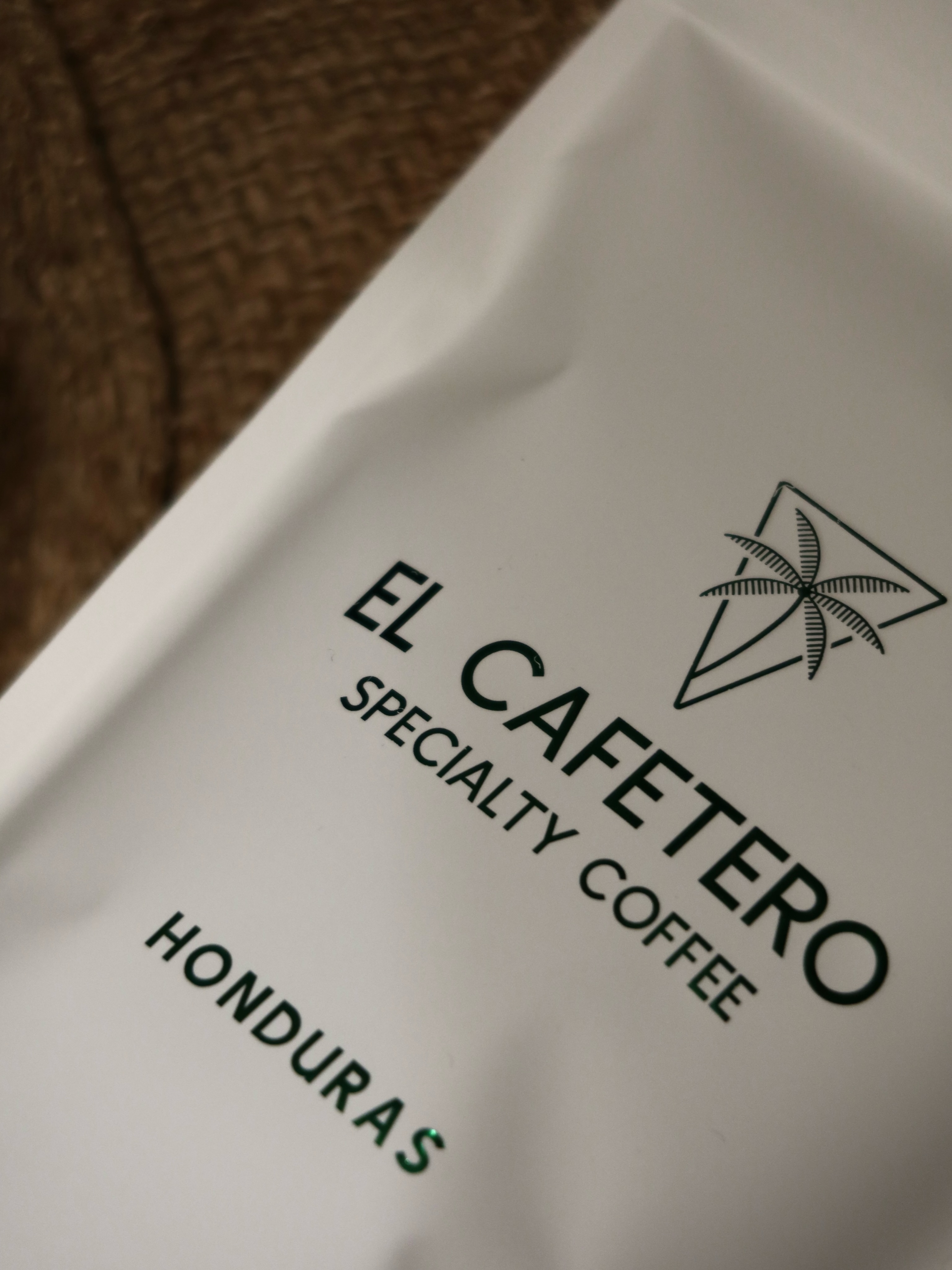 Honduras • Caballero La Quebrada • Filtr

Specialty coffee z regionu Chinacla, Marcala, pochodząca z rodzinnej farmy Caballero. Uprawiana na wysokości 1600 m n.p.m. i poddana obróbce extended natural.

Wydłużone suszenie nadaje filiżance głębię, naturalną słodycz i wyjątkowo owocowy charakter.

W profilu smakowym znajdziesz nuty suszonej śliwki, rodzynek i nugatu, uzupełnione akcentami karmelu, brązowego cukru oraz suszonych owoców.

Pełna, słodka i niezwykle komfortowa kawa — idealna na spokojny poranek i długie popołudnie przy przelewie.

Dostępna w naszej kawiarni oraz online. ❤️

—

Honduras • Caballero La Quebrada • Filter

A specialty coffee from Chinacla, Marcala, sourced from the renowned Caballero family farm. Grown at 1600 m above sea level and processed using the extended natural method.

The prolonged drying process creates a cup with remarkable sweetness, depth, and a rich fruit-forward character.

Expect notes of dried plum, raisin, and nougat, complemented by hints of caramel, brown sugar, and dried fruits.

Sweet, comforting, and beautifully balanced — the perfect coffee for slow mornings and long filter sessions.

Available in-store and online. ❤️

📍 Emilii Plater 8 
📍 Marszałkowska 27/35

#honduras #coffeebeans #specialtycoffee #filtercoffee #batchbrew