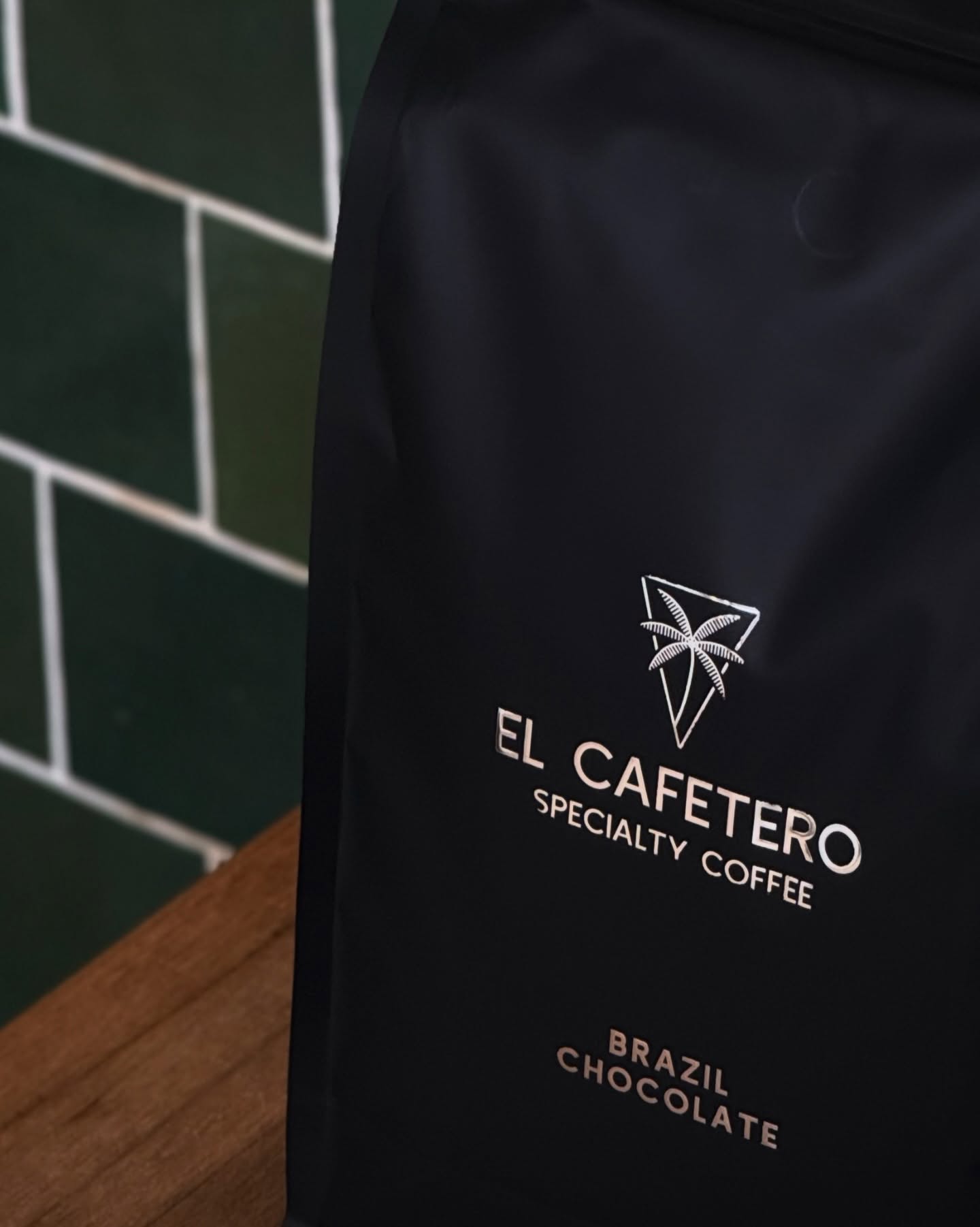 Brazil · Chocolate · Espresso

Klasyczna Brazylia z regionu Cerrado, Alta Mogiana.
Uprawiana przez małe, lokalne farmy na wysokości 850–1 250 m. Odmiany Mundo Novo i Catuai, obróbka naturalna.

W filiżance — czysta przyjemność.
Czekolada, kakao i prażone orzechy, z głęboką słodyczą i kremowym, otulającym body.

To kawa, która odnajduje się w każdej formie — spójna, stabilna i niezwykle komfortowa w odbiorze.
Jej niska kwasowość i deserowy charakter sprawiają, że pozostaje naturalnym wyborem zarówno dla codziennego rytuału, jak i bardziej wymagających momentów.

Nieprzypadkowo to jeden z naszych najlepiej sprzedających się profili — balans, uniwersalność i smak, do którego chce się wracać.

Dostępna w naszej kawiarni oraz online.
(elcafetero.pl)

⸻

Brazil · Chocolate · Espresso

A classic Brazil from Cerrado, Alta Mogiana, grown by small local farms at 850–1,250 m.
Mundo Novo and Catuai varieties, naturally processed.

In the cup — pure comfort.
Chocolate, cocoa, and roasted nuts with deep sweetness and a smooth, creamy body.

A profile that works effortlessly across every expression — consistent, approachable, and quietly refined.
Low acidity and a dessert-like character make it a natural choice for everyday coffee as well as more elevated moments.

It’s no coincidence this is one of our bestsellers — balance, versatility, and a flavor you keep coming back to.

Available in our café and online.
(elcafetero.pl)

📍 Emilii Plater 8 
📍 Marszałkowska 27/35

#coffeebeans #specialtycoffee #brazil #coffee #brazilcoffee