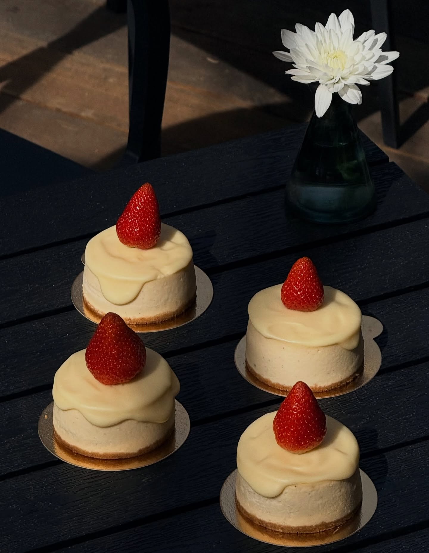 ☕️📖🍓Słońce na twarzy, kawa w dłoni, a miasto zwalnia wokół Ciebie ☀️ 
Nasz ogródek w końcu jest otwarty — idealne miejsce, żeby usiąść, przeczytać kilka stron i zjeść coś słodkiego. 
Świeże desery, świetna kawa i chwile, które smakują najlepiej. 
Tak właśnie powinny wyglądać weekendy. 

—

☕️📖🍓Sun on your face, coffee in your hand, and the city slowing down around you ☀️
Our terrace is finally open — the perfect place to sit back, read a few pages, and enjoy something sweet.
Fresh desserts, great coffee, and moments that feel just right.
This is how weekends are meant to be.

📍 Emilii Plater 8 
📍 Marszałkowska 27/35

#sun #dessert #coffee #cheesecake #kawiarnia