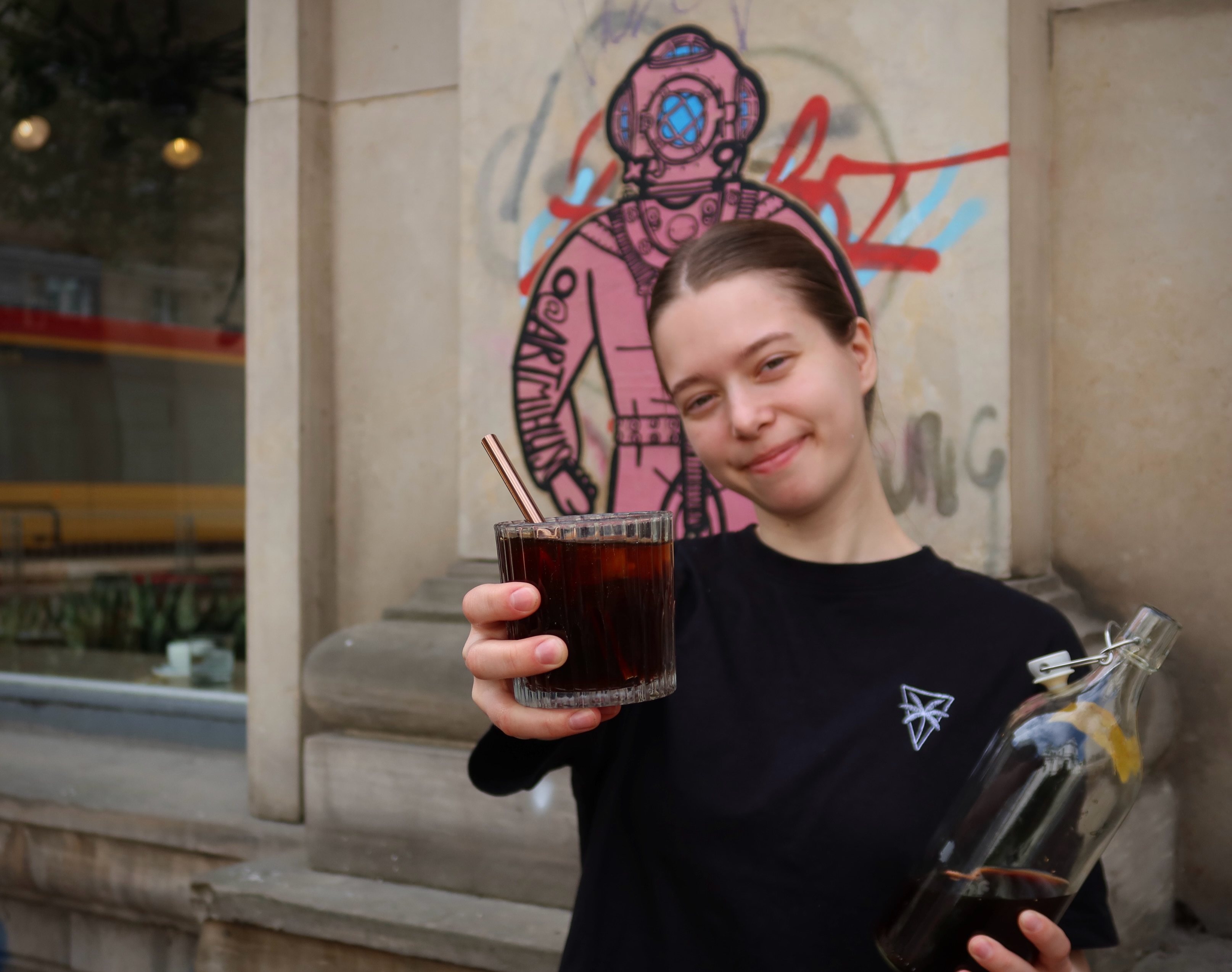 Nasze cold brew parzone jest u nas, powoli i z cierpliwością — właśnice tak, jak dobra kawa na to zasługuje. Ciemny, gładki i najlepszy na zewnątrz - w słońcu. Weź szklankę, znajdź leżak i pozwól popołudniu płynąć. 

—

We brew our cold brew in-house, slow and patient — the way good coffee deserves. Dark, smooth and best enjoyed outside in the sun. Grab one, find a chair and let the afternoon do its thing. 

📍 Emilii Plater 8 
📍 Marszałkowska 27/35

#specialtycoffee #kawiarnia #coldbrew #coffeelovers #filtercoffee