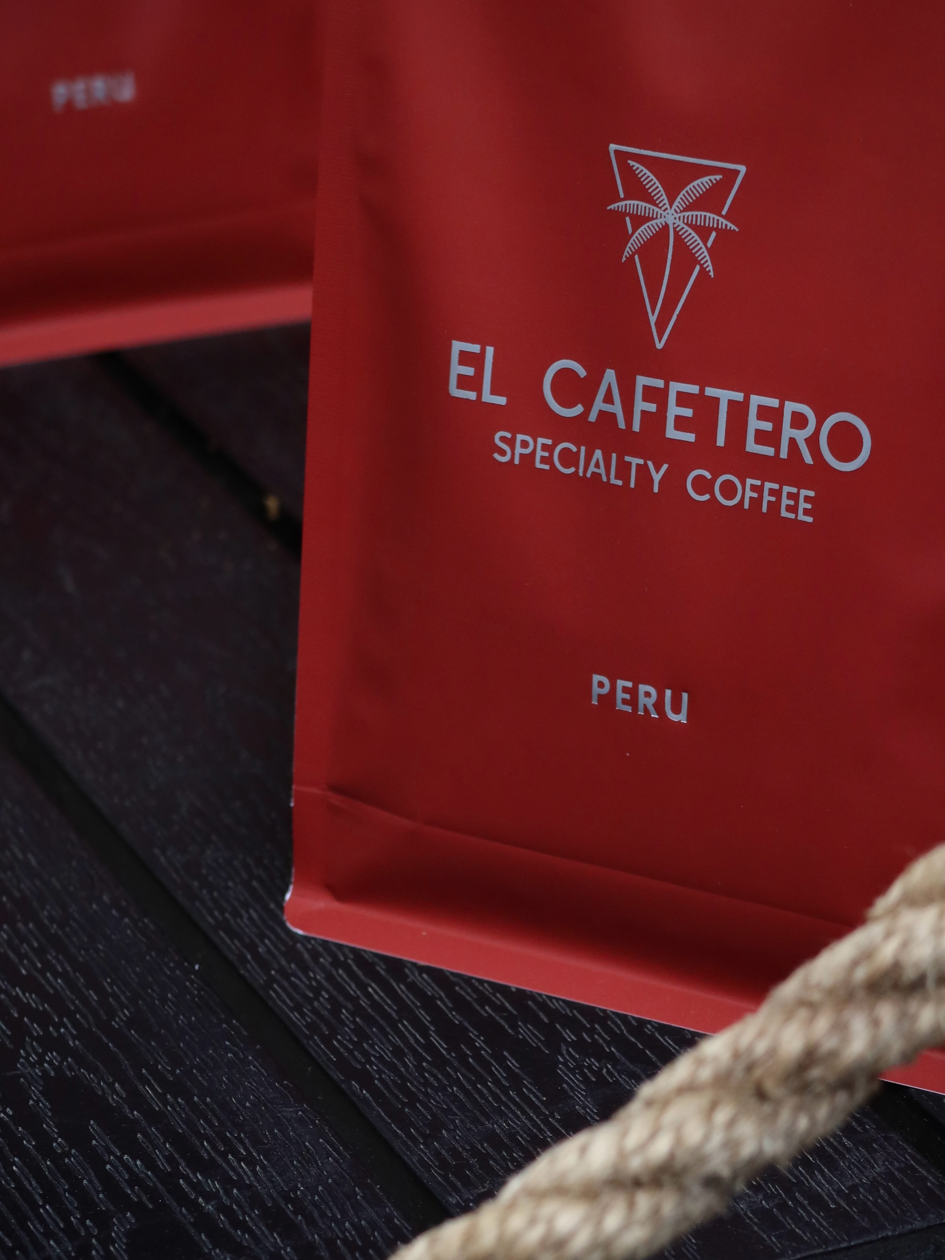 Peru • El Ronerillo • Filtr

Specialty coffee z regionu Cajamarca, pochodząca z farmy El Ronerillo. Organiczny microlot odmiany Gesha uprawiany na wysokości 1850–1900 m n.p.m.

Obróbka washed pozwala wydobyć wyjątkową czystość smaku, soczystą owocowość i elegancki, kwiatowy charakter.

W filiżance dominują nuty papai, suszonej moreli i brzoskwini, uzupełnione aromatem białych kwiatów.

Jasna, złożona i niezwykle elegancka kawa, stworzona dla miłośników wyjątkowych przelewów.

Dostępna w naszej kawiarni oraz online. ❤️(elcafetero.pl)

—

Peru • El Ronerillo • Filter

A specialty coffee from Cajamarca, sourced from the El Ronerillo farm. An organic Gesha microlot grown at 1850–1900 m above sea level.

The washed process highlights exceptional clarity, vibrant fruit notes, and delicate floral complexity.

Expect notes of papaya, dried apricot, peach, and white flowers in every cup.

Bright, elegant, and beautifully complex — crafted for those who appreciate outstanding filter coffee.

Available in-store and online. ❤️(elcafetero.pl)

📍 Emilii Plater 8 
📍 Marszałkowska 27/35

#specialtycoffee #coffeebeans #perucoffee #peru #kawiarnia