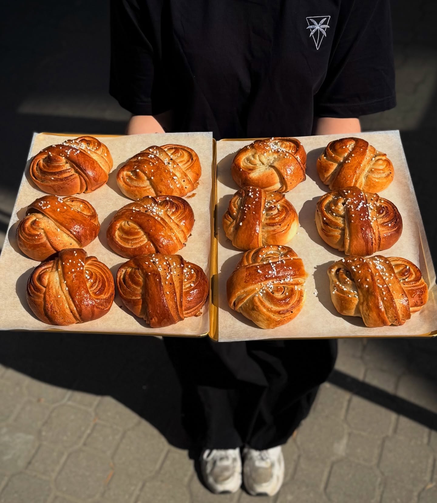 Złociste, miękkie i pełne smaku.

Nasze kardamonki to przede wszystkim warstwy — lekkie, maślane, z delikatną nutą przypraw, która zostaje w pamięci.

Proste, ale dopracowane do perfekcji.✨🌸

—

Golden, soft and full of flavor.

Our cardamom buns are all about layers — light, buttery, with a subtle spice that makes them unforgettable.

Simple, but done right.✨🌸

📍 Emilii Plater 8 
📍 Marszałkowska 27/35

#cardamombuns #freshpastries #specialtycoffee #kawiarniawarszawa #desserts