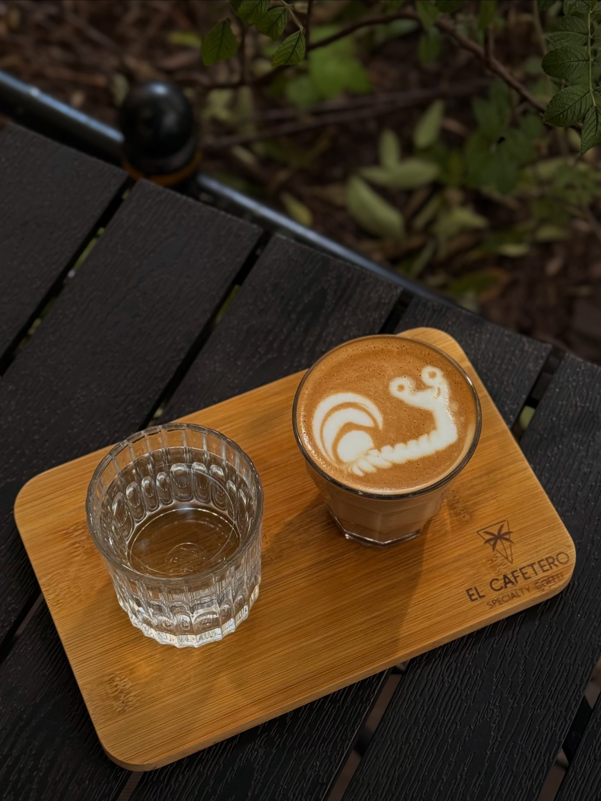 Piękne latte art, pełni pasji bariści i spokojna atmosfera, w której nigdzie nie trzeba się spieszyć. Dobra kawa, dobra energia i chwile, którymi można się po prostu cieszyć. ☕️🤍🐌

—

Beautiful latte art, passionate baristas, and a calm atmosphere where there’s nowhere to rush. Just good coffee, good energy, and people enjoying their moment. ☕️🤍🐌

📍 Emilii Plater 8 
📍 Marszałkowska 27/35

#specialtycoffee #latteart #barista #kawiarnia #calmplace