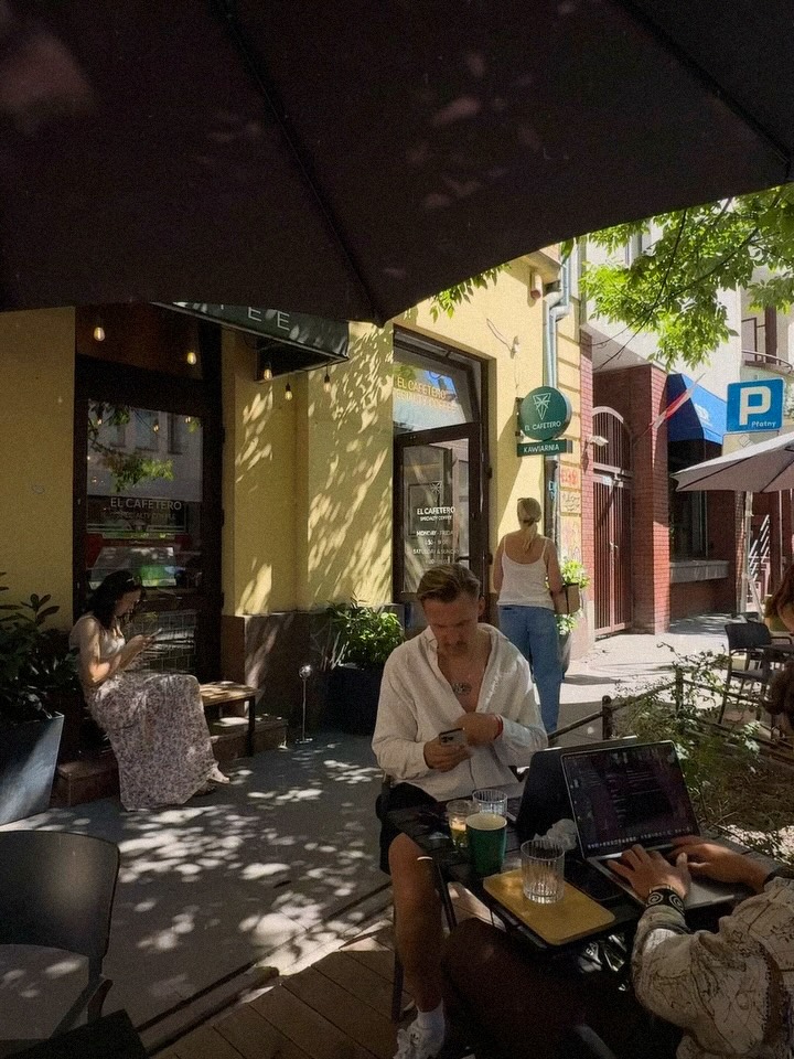 Świeże wypieki na ladzie, wyjątkowa kawa w filiżance i dobra energia wokół. Znajdź swoje ulubione miejsce i poczuj się jak w domu.

—

Fresh pastries on the counter, exceptional coffee in your cup, and good energy all around. Find your favorite spot and make yourself at home.

📍 Emilii Plater 8 
📍 Marszałkowska 27/35

#specialtycoffee #kawiarnia #cozyplace #favplace coffeelovers