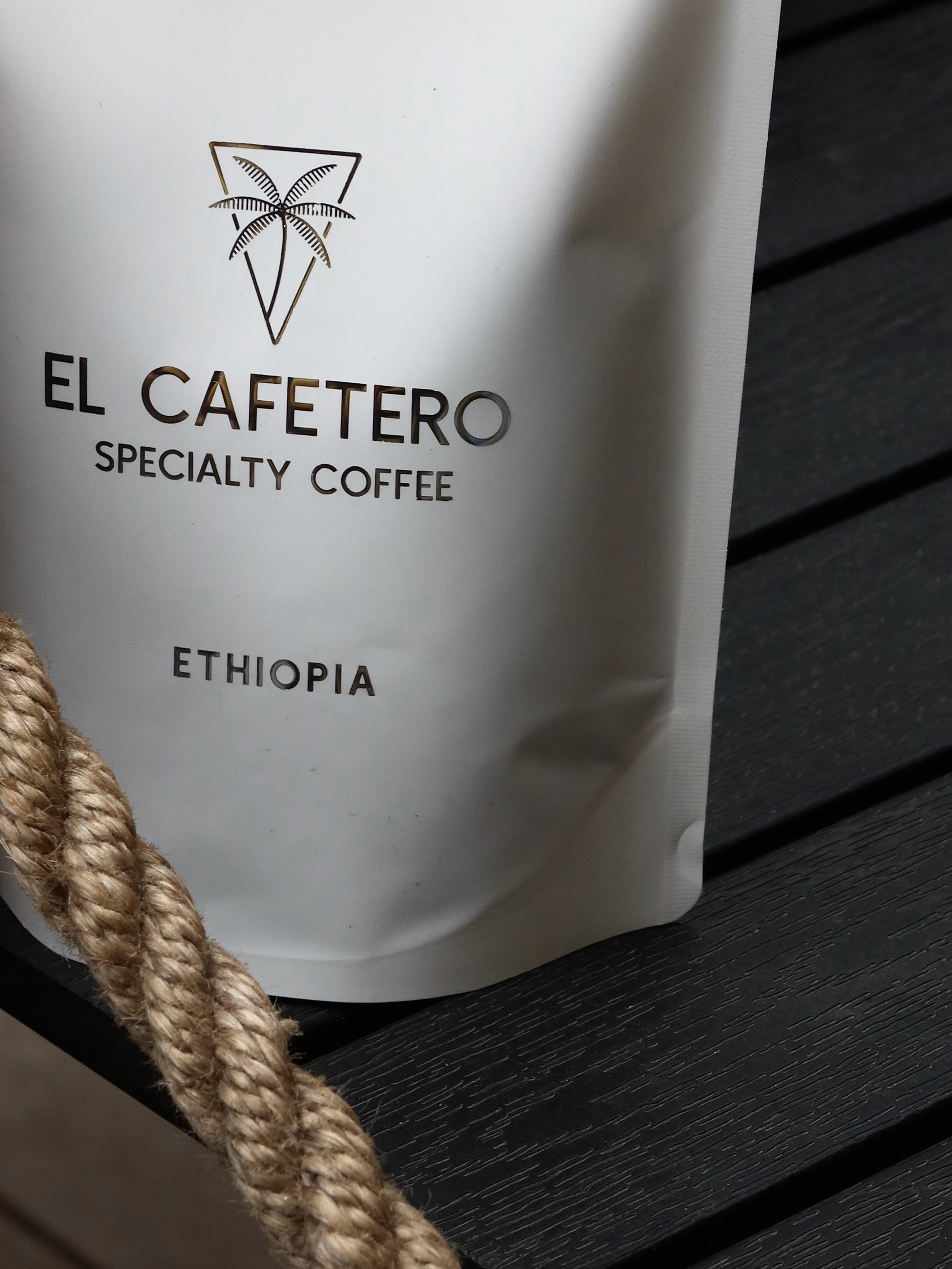 Etiopia • Bildimoo Bensa Bombe • Filter
Kawa specialty z regionu Sidamo, Oromia, eksportowana przez Tariku Kare — partnera, z którym współpracujemy już od trzech lat.
Obróbka natural nadaje filiżance głębię, słodycz i owocową intensywność.
W profilu smakowym dominują: śliwka, pieczony ananas oraz jaśmin.
Kawa jest soczysta, złożona i aromatyczna — z wyraźną, przyjemną kwasowością.
Palona pod filtry, podkreśla owocowość, kremową strukturę i egzotyczny charakter w filiżance.
Dostępna w naszej kawiarni oraz na stronie internetowej. (elcafetero.pl)🤍

—

Etiopia • Bildimoo Bensa Bombe • Filter
Specialty coffee from Sidamo, Oromia, sourced from our long-term partner Tariku Kare — a collaboration we’ve built over three years.
The natural process results in a deep, sweet, and intensely fruity cup.
Flavor notes of plum, baked pineapple, and jasmine create a juicy and complex profile with vibrant, pleasant acidity.
Roasted for filter, highlighting fruitiness, a creamy texture, and an exotic character in the cup.
Available in-store and online. (elcafetero.pl)🤍

📍 Emilii Plater 8
📍 Marszałkowska 27/35
#specialtycoffee #coffeebeans #etiopia #filtercoffee #kawiarniawarszawa