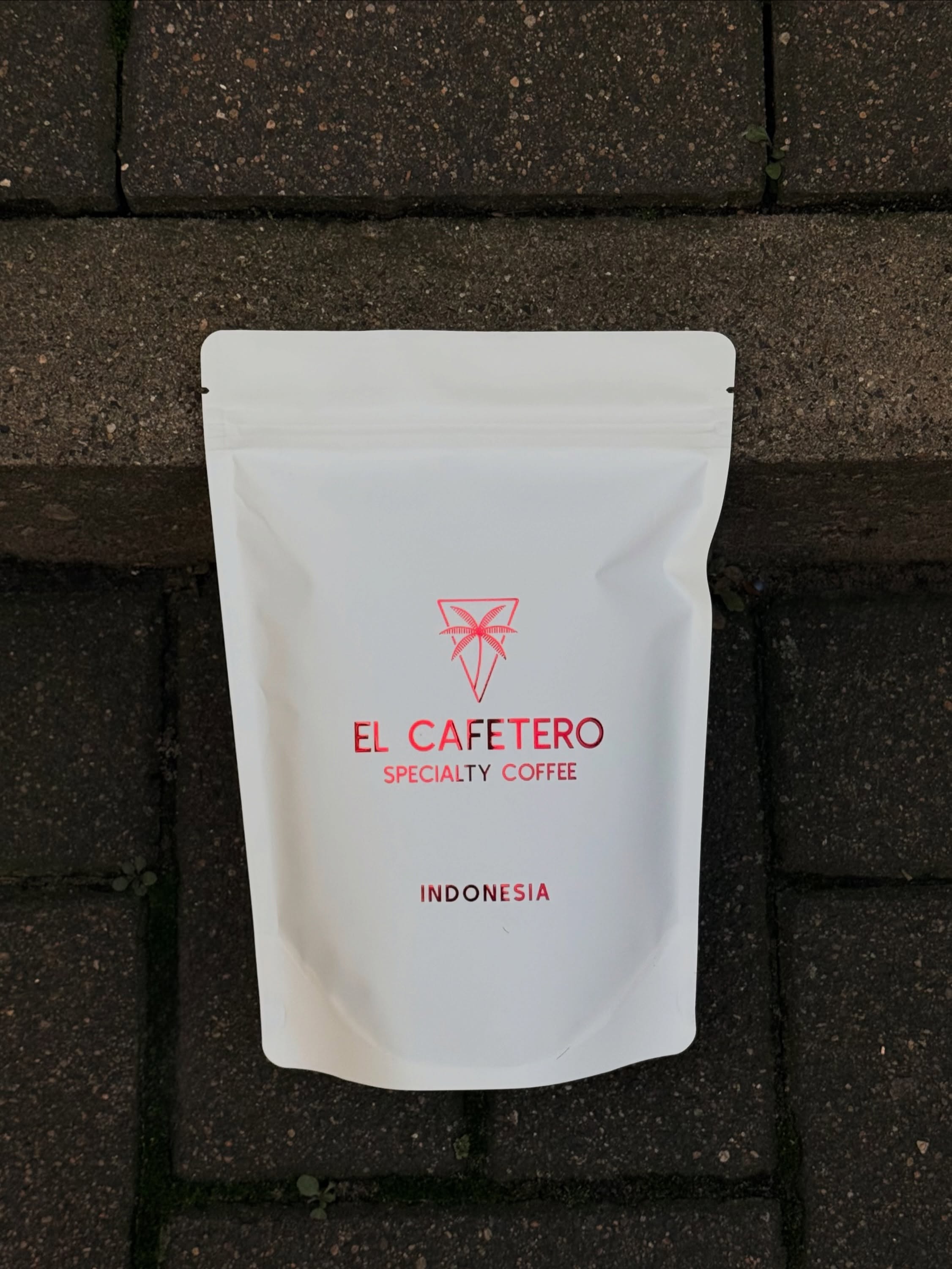 Indonezja • Frinsa Manis • Filter

Kawa specialty z zachodniej Jawy, stworzona przez lokalnych producentów z Frinsa Estate.

Obróbka semi-washed podkreśla jej intensywną słodycz, głębię i bogaty, owocowy charakter.

W filiżance znajdziesz nuty śliwki, dżemu jagodowego, daktyli i winogron, uzupełnione czekoladowymi akcentami.

Pełna, słodka i wyjątkowo wyrazista — idealna na spokojne, jesienne chwile. 🍂☕️

Dostępna w naszej kawiarni oraz online. ❤️

—

Indonesia • Frinsa Manis • Filter

A specialty coffee from West Java, crafted by local producers at Frinsa Estate.

The semi-washed process highlights its rich sweetness, depth, and expressive fruit character.

Expect notes of plum, berry jam, dates, and grapes, complemented by hints of chocolate.

Rich, sweet, and full of character — perfect for slow autumn moments. 🍂☕️

Available in-store and online. ❤️

📍 Emilii Plater 8 
📍 Marszałkowska 27/35

#specialtycoffee #batchbrew #filtercoffee #coffeeindonesia #kawiarnia