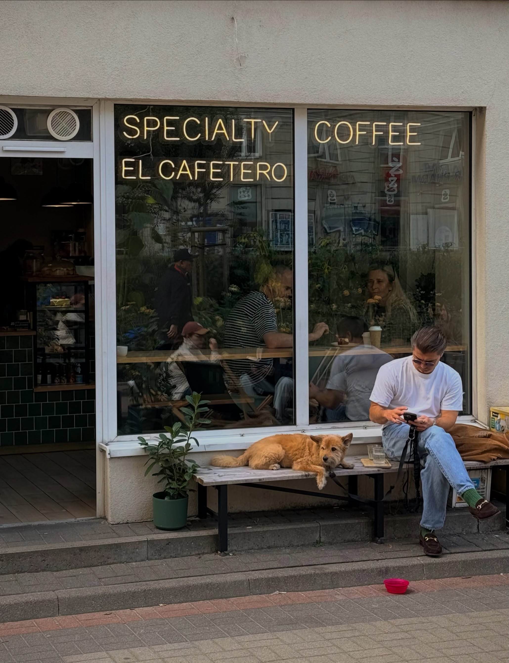 Są takie dni, kiedy nic nie trzeba planować. ☕️🤎
Dobra kawa, spokojna atmosfera, ulubione osoby i trochę czasu dla siebie — dokładnie tak lubimy spędzać weekendy. 🐾

—

Some days are better when you have nowhere to rush to. ☕️🤎
Good coffee, a cozy atmosphere, your favourite people and a little time to yourself — that’s how we like our weekends. 🐾

📍 Emilii Plater 8 
📍 Marszałkowska 27/35

#specialtycoffee #kawiarniawarszawa #coffeelovers #autumnvibes #dogslovers