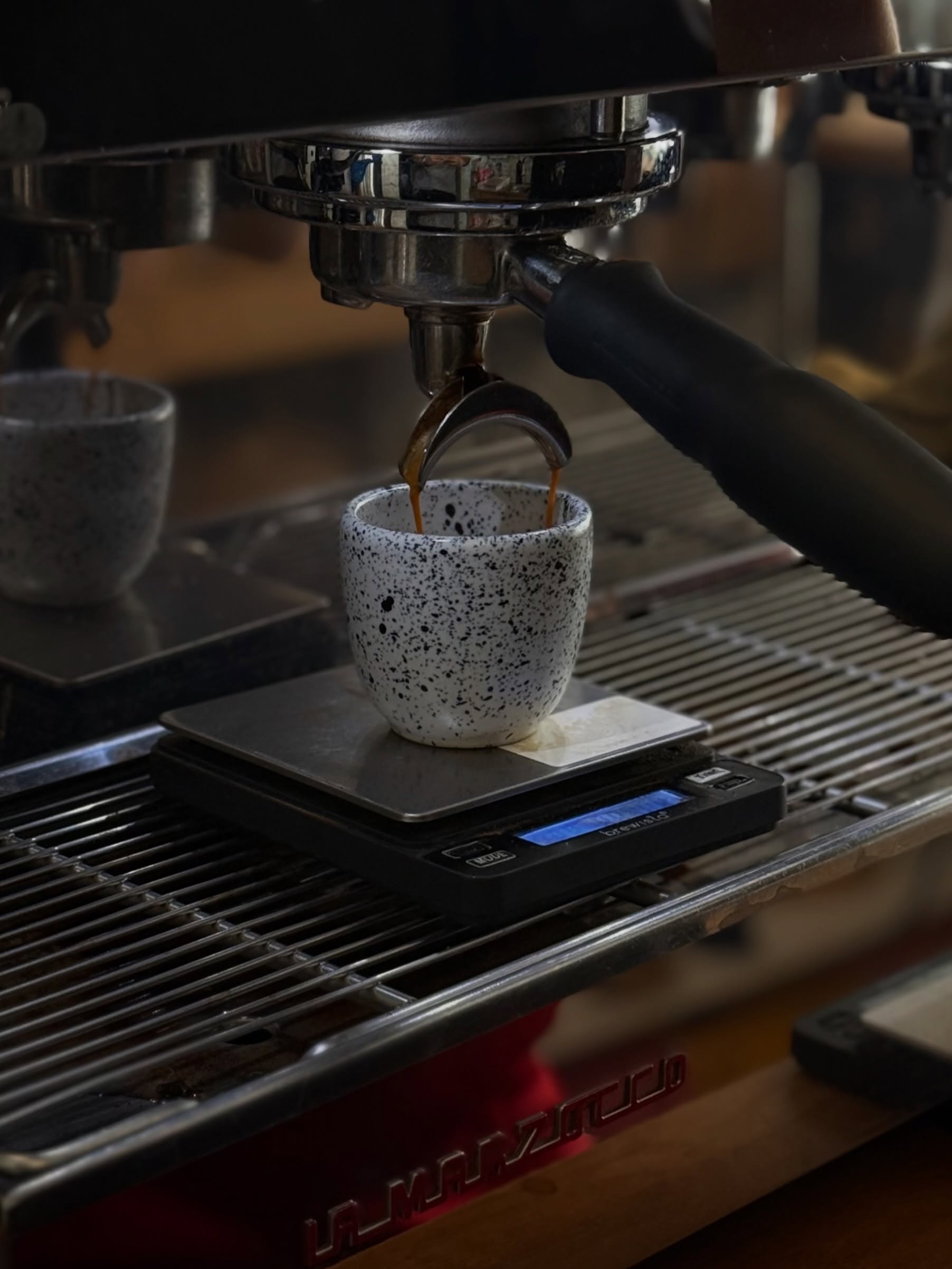 Wszystko zaczyna się od espresso. ☕️

Do naszego espresso podchodzimy naprawdę poważnie — od starannie wyselekcjonowanych ziaren specialty, przez nasz ekspres La Marzocco, profesjonalny sprzęt i precyzyjne przygotowanie.

Wybierz swoje ulubione ziarna, odkryj, jak różne pochodzenie wpływa na smak i przekonaj się sam.

Bo świetne espresso to nie tylko kawa — to fundament wszystkiego, co robimy.

—

Espresso is where it all begins. ☕️

We take our espresso seriously — from carefully selected specialty beans to our La Marzocco espresso machine, professional equipment, and precise preparation.

Choose your favorite beans, discover how different origins change the cup, and taste the difference for yourself.

Because great espresso isn’t just a drink — it’s the foundation of everything we do.

📍 Emilii Plater 8 
📍 Marszałkowska 27/35

#specialtycoffee #lamarzocco #espresso #kawiarnia #coffeelovers
