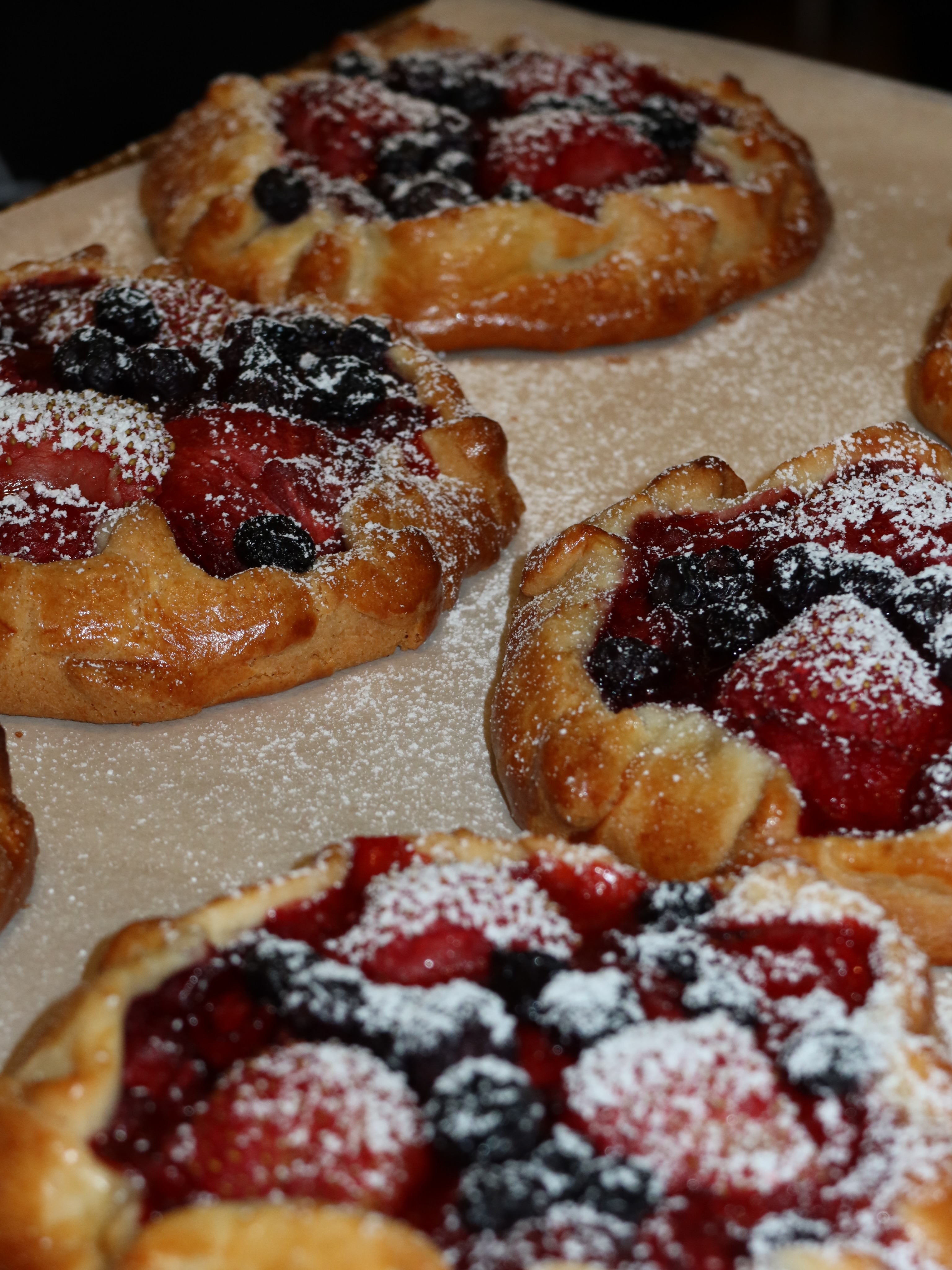 🍓🫐A flaky crust, sweet berries, and your favourite coffee, that deserves a pastry like this☕️
Come and try our new Galettas🥰

📍 Emilii Plater 8 
📍 Marszałkowska 27/35

#galeta #dessert #kawiarnia #coffeelovers #cozyplace