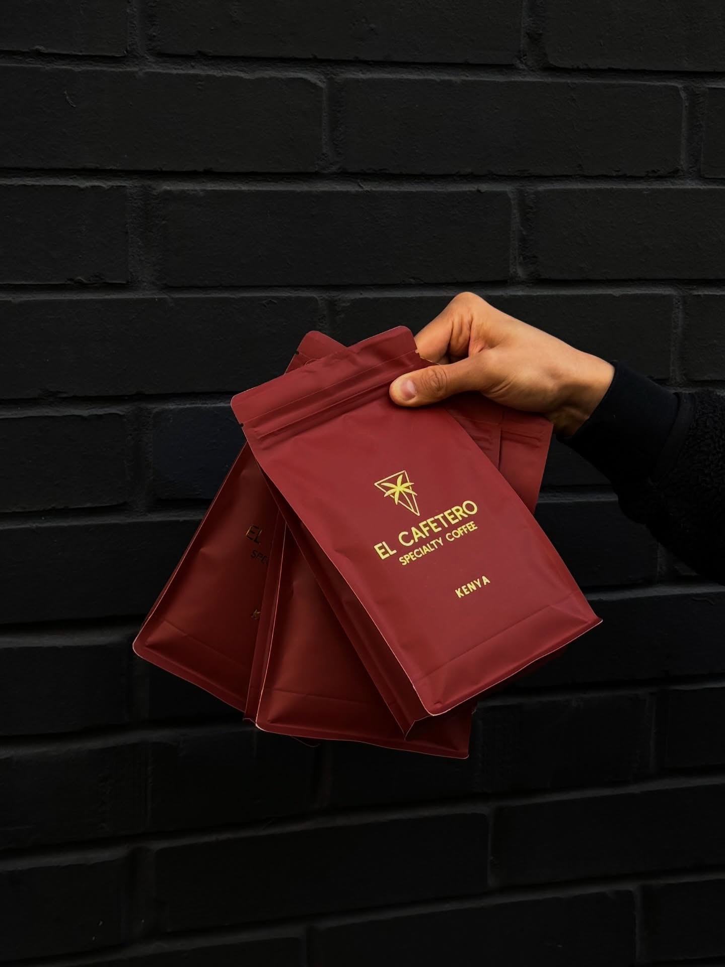Kenia • Kii • Filter

Kawa specialty z fabryki Kii w regionie Kirinyaga w Kenii, należącej do spółdzielni Rungeto Cooperative Society.
Uprawiana na wysokości 1 800 m n.p.m., poddana obróbce mytej (washed).

Obróbka myta nadaje filiżance czysty, elegancki i wyrazisty charakter.
W profilu smakowym dominują: nektarynka, czerwona porzeczka oraz figa.

Wyraźna, soczysta kwasowość jest zbalansowana naturalną słodyczą i gładkim, pełnym body.
Kawa owocowa, świeża i orzeźwiająca — klasyczny przykład wysokogórnej Kenii.

Palona pod przelew, podkreśla klarowność, strukturę oraz wielowarstwowy, owocowy charakter w filiżance.

Dostępna w naszej kawiarni oraz online. (elcafetero.pl)

Kenya • Kii • Filter

Specialty coffee from Kii Factory, Kirinyaga, Kenya, operated by Rungeto Cooperative Society.
Grown at 1,800 m above sea level and processed using the washed method.

The washed process brings clarity and vibrant structure to the cup.
Expect a juicy and expressive profile with notes of nectarine, redcurrant, and fig.

Bright yet elegant acidity is balanced by sweetness and a smooth, rounded body.
Clean, refreshing, and fruit-forward — a classic high-grown Kenyan profile.

Roasted for filter, highlighting clarity, layered fruit character, and a refined, wine-like acidity in the cup.

Available in-store and online. (elcafetero.pl)

• Emilii Plater 8
• Marszałkowska 27/35

#specialtycoffee #kenya #filtercoffee #warsaw #coffeebeans