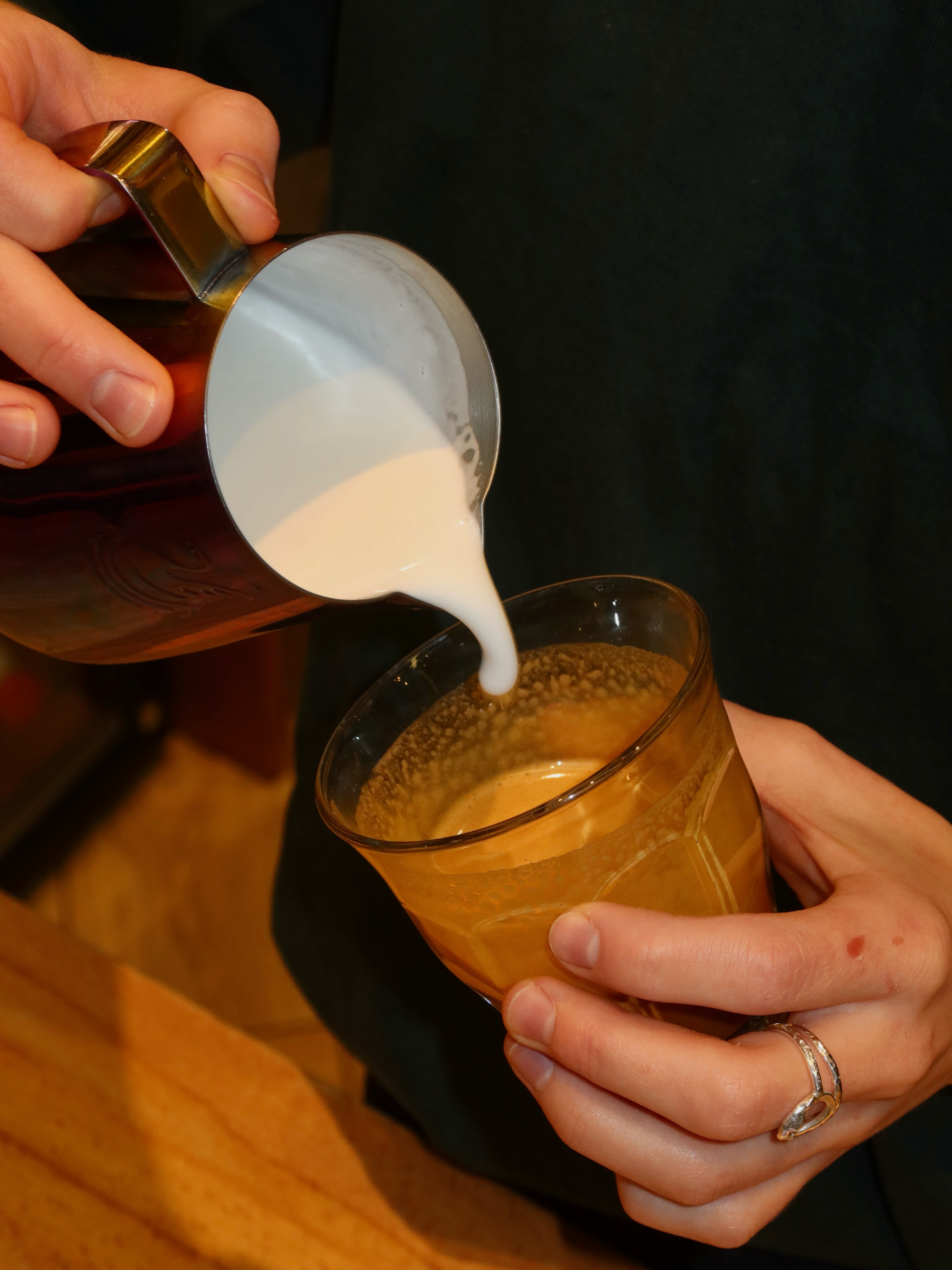Specialty coffee, świeżo palone ziarna i dbałość o każdy szczegół. ☕️

Nasi bariści każdego dnia tworzą perfekcyjne espresso i piękny latte art, dbając o to, aby każda filiżanka smakowała wyjątkowo. 🤍

—

Specialty coffee, freshly roasted beans and attention to every detail. ☕️

Every day, our baristas create perfect espresso and beautiful latte art, making sure every cup tastes as special as it should. 🤍

📍 Emilii Plater 8 
📍 Marszałkowska 27/35

#specialtycoffee #kawiarnia #latteart #baristaskills #coffeeshots