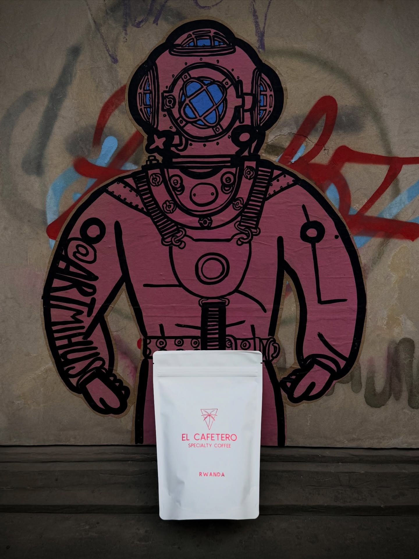 Rwanda · Gitesi · Filter
🇷🇼
Kawa specialty z regionu Gitesi w dystrykcie Karongi w Rwandzie.
Uprawiana na wysokości 1 750–1 800 m n.p.m. przez plantatorów Alexis & Aime Gahizi. Odmiana Red Bourbon, obróbka naturalna.

Naturalna metoda nadaje filiżance głębię, słodycz i pełne body.

W profilu smakowym znajdziecie nuty winogron, suszonej śliwki oraz czarnej herbaty.
Kawa jest elegancka, czysta i złożona — z przyjemną owocową słodyczą.

Palona pod przelew, aby podkreślić klarowność i wielowarstwowy charakter w filiżance.

Dostępna w naszej kawiarni oraz online.
(elcafetero.pl)

⸻

Rwanda · Gitesi · Filter
🇷🇼 
Specialty coffee from Gitesi, Karongi district, Rwanda.
Grown at 1,750–1,800 m above sea level by farmers Alexis & Aime Gahizi. Red Bourbon variety, naturally processed.

The natural process brings depth, sweetness, and a rich body to the cup.

Expect notes of grape, dried plum, and black tea — elegant, layered, and fruit-forward.

Roasted for filter to highlight clarity, sweetness, and complexity.

Available in our café and online.
(elcafetero.pl)

📍 Emilii Plater 8 
📍 Marszałkowska 27/35

#specialtycoffee #rwandacoffee #coffeebeans #warszawa #filtercoffee