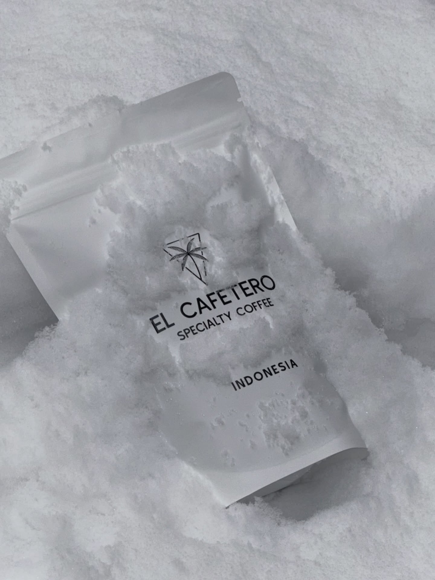 Indonezja · Frinsa Estate 🇮🇩
Kawa specialty z obróbki mytej z Zachodniej Jawy, pochodząca z cenionej Frinsa Estate, uprawiana przez Wildana Mustofę.

W profilu smakowym dominują figa, rodzynki i borówka — czysta, elegancka filiżanka z dobrze zbalansowaną kwasowością. Palona pod metody przelewowe, podkreśla transparentność i naturalną słodycz ziaren.

👉 Dostępna na naszej stronie internetowej (elcafetero.pl)

Indonesia · Frinsa Estate 🇮🇩
Washed specialty coffee from West Java, grown at the renowned Frinsa Estate by Wildan Mustofa.

Flavor notes of fig, raisins, and blueberry create a clean, elegant cup with balanced acidity and clarity. Roasted for filter brewing, this coffee highlights transparency, sweetness, and the true character of Indonesian terroir.

👉 Available now on our website (elcafetero.pl)

📍 Emilii Plater 8 
📍 Marszałkowska 27/35

#specialtycoffee #indonesia #coffeebeans #roasting #warsaw