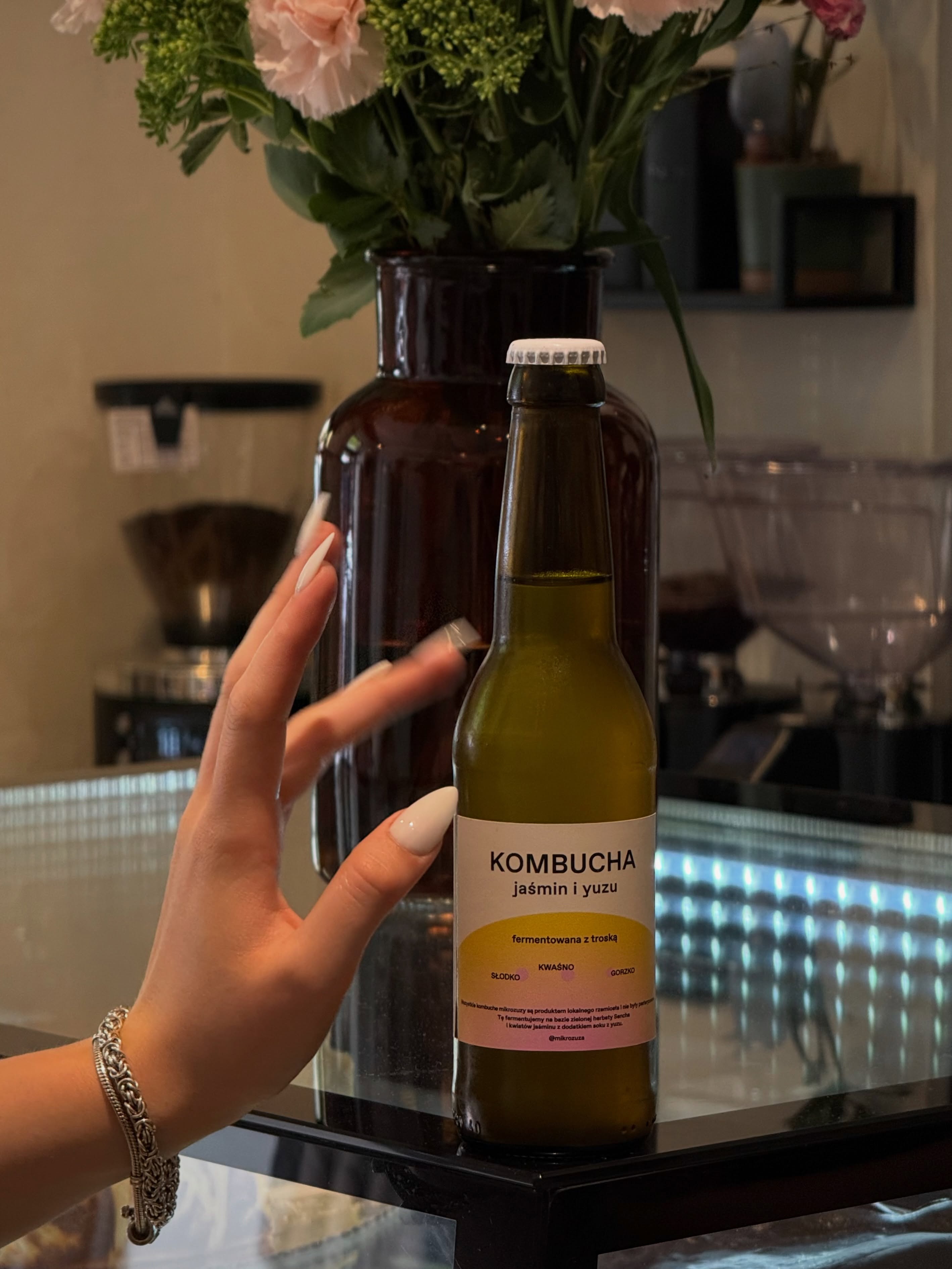 Nowy smak kombuchy już u nas! 🌿✨

Poznajcie kombuchę jaśmin & yuzu — kwiatową, cytrusową, orzeźwiającą i idealnie balansującą między słodyczą a kwasowością. Stworzona na spokojne, letnie dni i chwilę orzeźwienia.

Wpadnijcie i spróbujcie nowego smaku. 🍋🌸

—

A new kombucha flavor has arrived. 🌿✨

Meet our Jasmine & Yuzu Kombucha — floral, citrusy, refreshing, and perfectly balanced between sweetness and acidity. The kind of drink made for slow summer days and a little refreshment.

Come by and give the new flavor a try. 🍋🌸

📍 Emilii Plater 8 
📍 Marszałkowska 27/35

#kombucha #specialtycoffee #kawiarnia #yuzu #jasmine