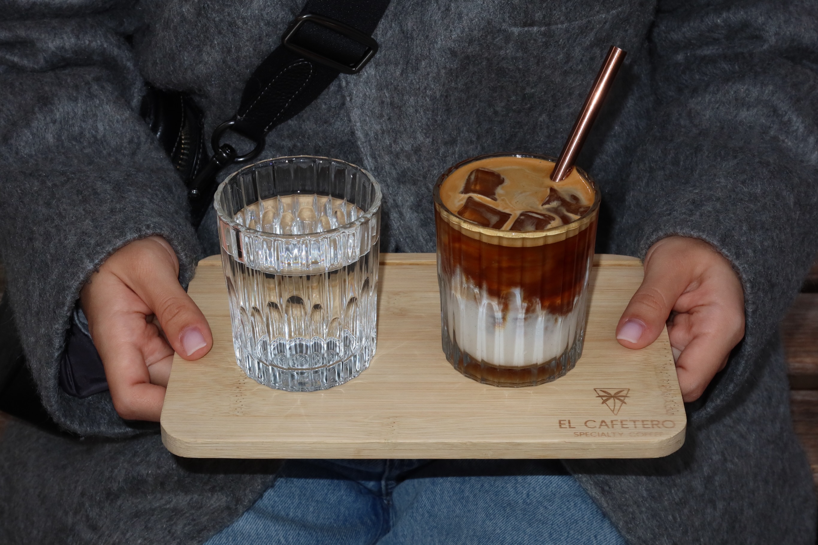 Znasz to uczucie, kiedy pierwszy łyk po prostu ląduje dobrze? 
Nasza mrożona latte z syropem cascara właśnie to robi. Za każdym razem.🧊✨

—

You know that feeling when the first sip just lands right? 
Our iced latte with cascara syrup does exactly that. Every time.✨🧊

📍 Emilii Plater 8 
📍 Marszałkowska 27/35

#icedlatte #specialtycoffee #warszawa #cascara #kawiarnia