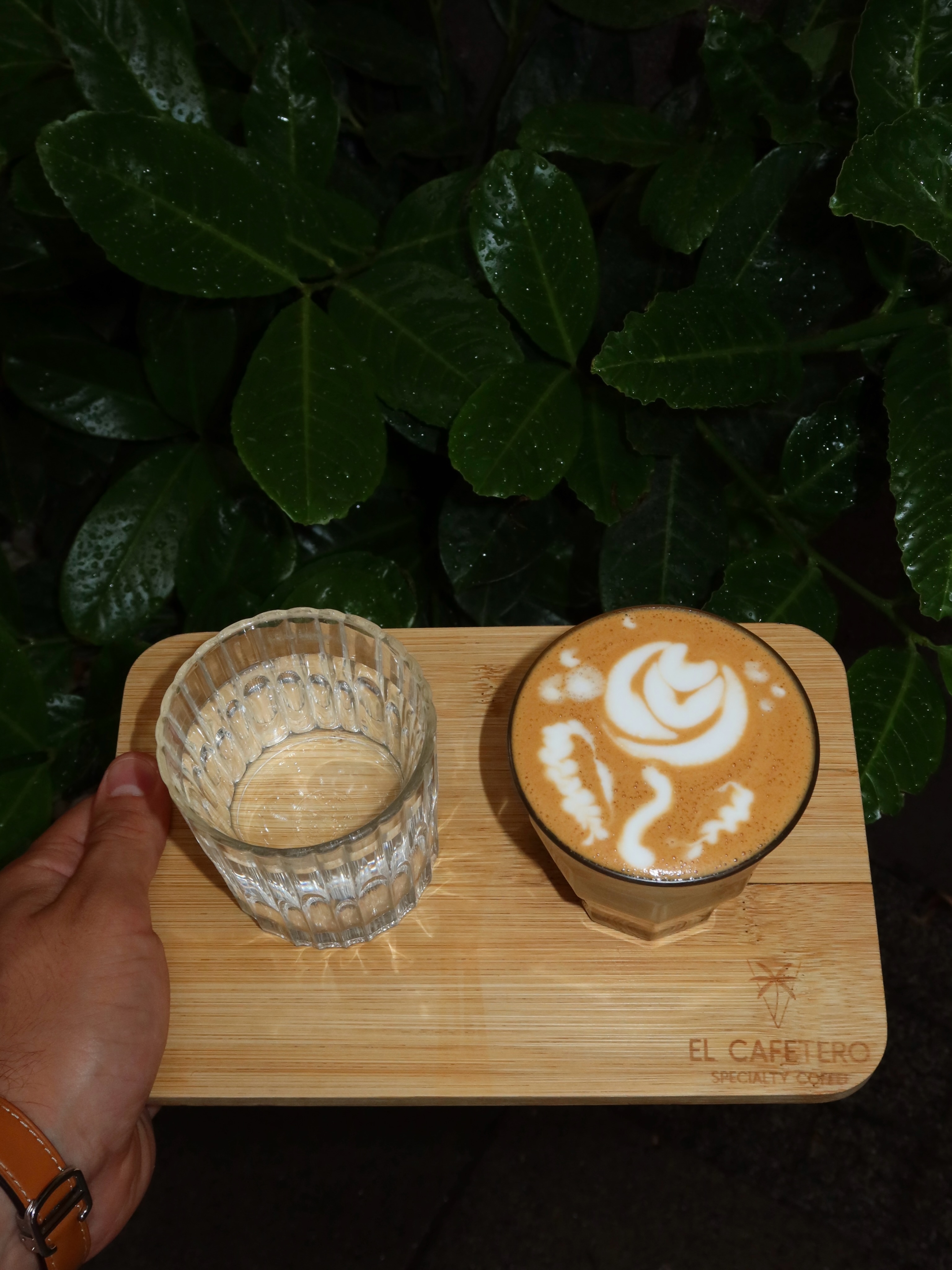 Flat White jest prosty tylko wtedy, gdy został przygotowany perfekcyjnie.

Perfekcyjnie spienione mleko. Precyzyjny pour. Specialty coffee na najwyższym poziomie. 

—

Flat White is simple only when it’s made right.

Steamed to perfection. Poured with precision. Served with care.

📍 Emilii Plater 8 
📍 Marszałkowska 27/35

#flatwhite #specialtycoffee #barista #kawiarnia #coffeelovers
