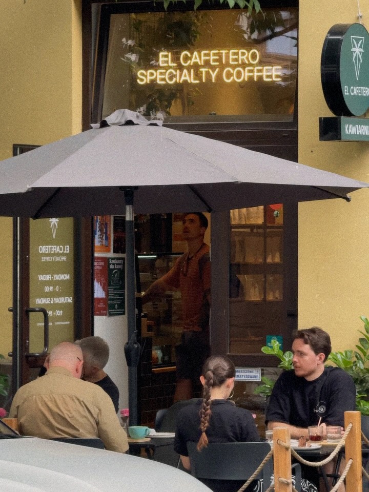 Miejsce dla tych, którzy cenią dobrą kawę i spokojne chwile.

Specialty coffee, świeże wypieki, dobra muzyka i ludzie, którzy sprawiają, że chce się zostać trochę dłużej ☕️✨

—

A place for those who appreciate great coffee and slow moments.

Specialty coffee, fresh pastries, good music, and people who make you want to stay a little longer ☕️✨

📍 Emilii Plater 8 
📍 Marszałkowska 27/35

#specialtycoffee #kawiarnia #cozyplace #calmplace #coffeelovers