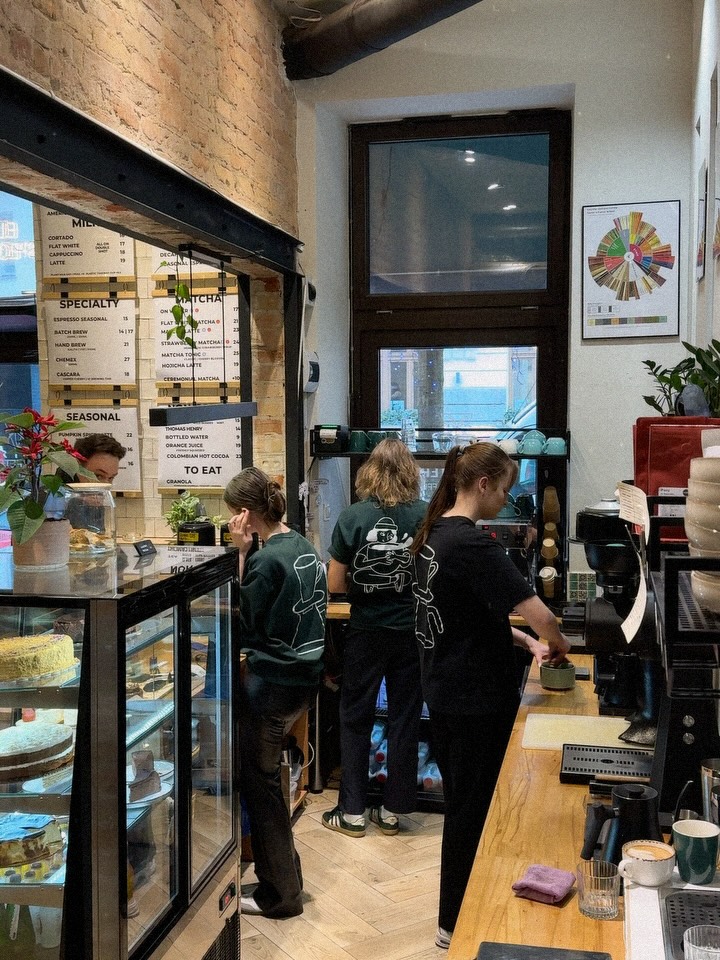 El Cafetero się rozwija i szukamy Baristów / Baristek do naszego zespołu w Warszawie 🤍
Jeśli kochasz kawę specialty, dobrą atmosferę i pracę z ludźmi — czekamy na Ciebie.

🌿 Szukamy osób:
• pozytywnych i otwartych
• lubiących pracę z gośćmi
• chętnych do nauki (doświadczenie mile widziane)

☕ Oferujemy:
• pracę od 1/2 etatu lub więcej
• świetną atmosferę i rozwój w świecie kawy

📩 CV: biuro@elcafetero.pl
Tytuł: REKRUTACJA

🔗 Szczegóły: link w bio

⸻

El Cafetero is growing and we’re looking for Baristas in Warsaw 🤍
If you love specialty coffee, good vibes, and working with people — join us.

🌿 We’re looking for:
• positive, open-minded people
• guest-oriented attitude
• willingness to learn (experience is a plus)

☕ We offer:
• work from ½ time or more
• friendly team & coffee growth

📩 CV: biuro@elcafetero.pl
Subject: REKRUTACJA

🔗 More info: link in bio

📍 Emilii Plater 8
📍 Marszałkowska 27/35

#praca #work #job #barista #warsaw