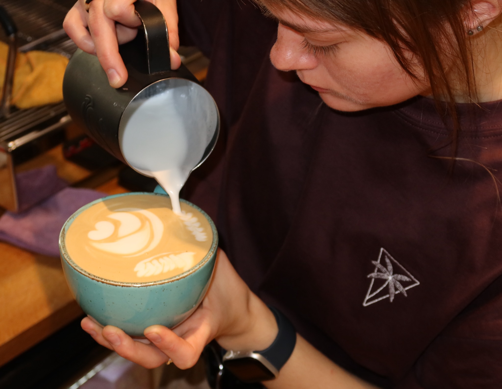Za każdą filiżanką stoi ktoś, kto naprawdę się stara. Nasz zespół pracuje z sercem — latteart, ciepłe podejście i uśmiech przy oknie. To jest El Cafetero — miejsce stworzone przez ludzi, którzy kochają to, co robią, dla tych, którzy to doceniają. Wpadaj do nas. ☕🤍🌿 

—

Behind every cup is a person who actually cares. Our team pours with intention — latte art, warm hands, a smile through the window. This is El Cafetero — a place built by people who love what they do, for people who appreciate it. Come see us. ☕🤍🌿

📍 Emilii Plater 8 
📍 Marszałkowska 27/35

#specialtycoffee #barista #lateart #cozycorner #kawiarnia