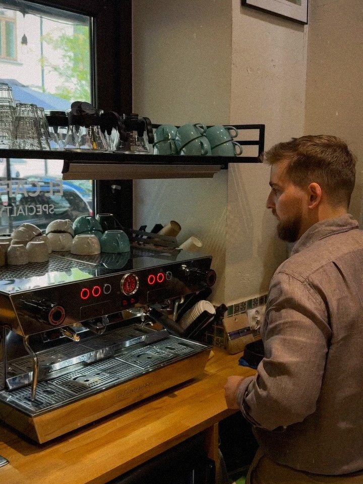 Dobra kawa, świetni ludzie i odpowiednie narzędzia. ☕️

La Marzocco KB90 to część naszego codziennego rytmu — od pierwszego espresso po najbardziej intensywne momenty dnia.

Cieszymy się, że La Marzocco jest z nami. 🤍

—

Great coffee, great people and the right tools. ☕️

La Marzocco KB90 is part of our everyday rhythm — from the first espresso to the busiest moments of the day.

Proud to have La Marzocco with us. 🤍

📍 Emilii Plater 8 
📍 Marszałkowska 27/35

#specialtycoffee #lamarzocco #coffeemachine #kawiarnia #lamarzoccokb90