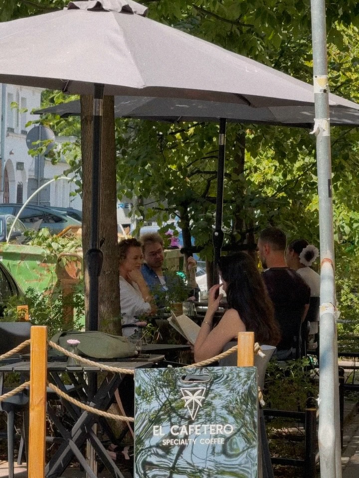 Miejsce, gdzie rozmowy trwają dłużej, a czas płynie trochę wolniej. ☕️🍃

A place where conversations flow easily and time moves a little slower.☕️🍃

📍 Emilii Plater 8 
📍 Marszałkowska 27/35

#specialtycoffee #kawiarnia #cozyplace #coffeelovers #summervibe