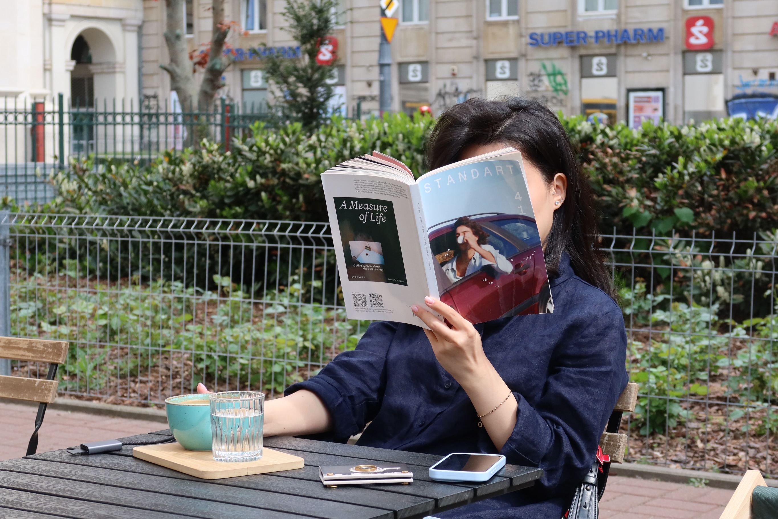 Latte w dłoni, Standart na stole, Warszawa w tle. Niektóre popołudnia po prostu się udają. Wpadaj i zwolnij razem z nami. ☕📖🌿 

—

Latte in hand, Standart on the table, Warsaw in the background. Some afternoons just get it right. Come slow down with us. ☕📖🌿

📍 Emilii Plater 8 
📍 Marszałkowska 27/35

#magazine #reading #enjoythemoment #specialtycoffee #warszawa