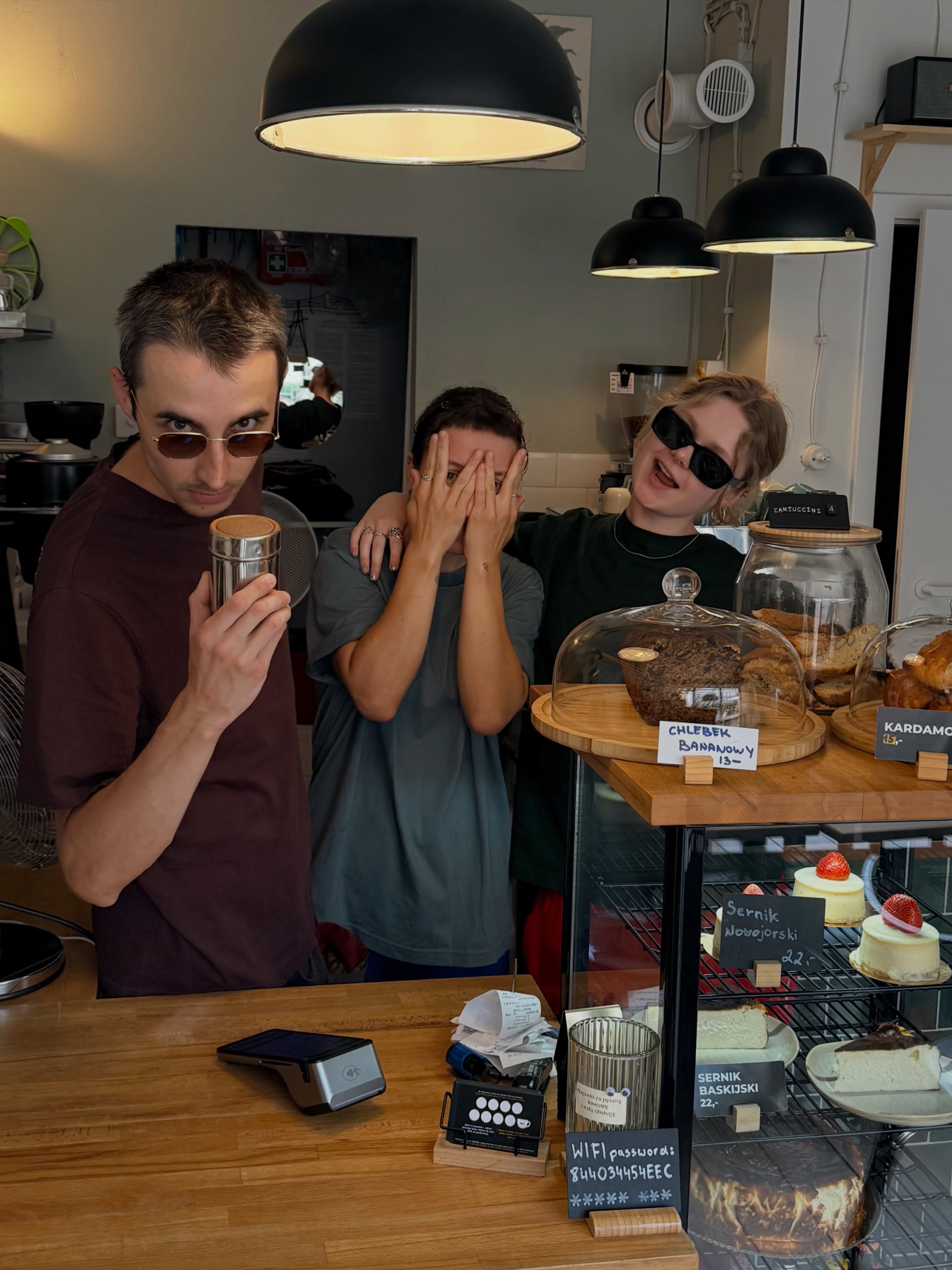 Atmosfery nie da się kupić.
Tworzą ją ludzie.

Każdy uśmiech, każda rozmowa i każda filiżanka sprawiają, że to miejsce jest wyjątkowe. ☕️✨

—

The atmosphere isn’t something you decorate.
It’s something you create.

Every smile, every cup, every conversation adds to the feeling that makes this place special. ☕️✨

📍 Emilii Plater 8 
📍 Marszałkowska 27/35

#baristalife #specialtycoffee #kawiarnia #coffeelovers #summervibes