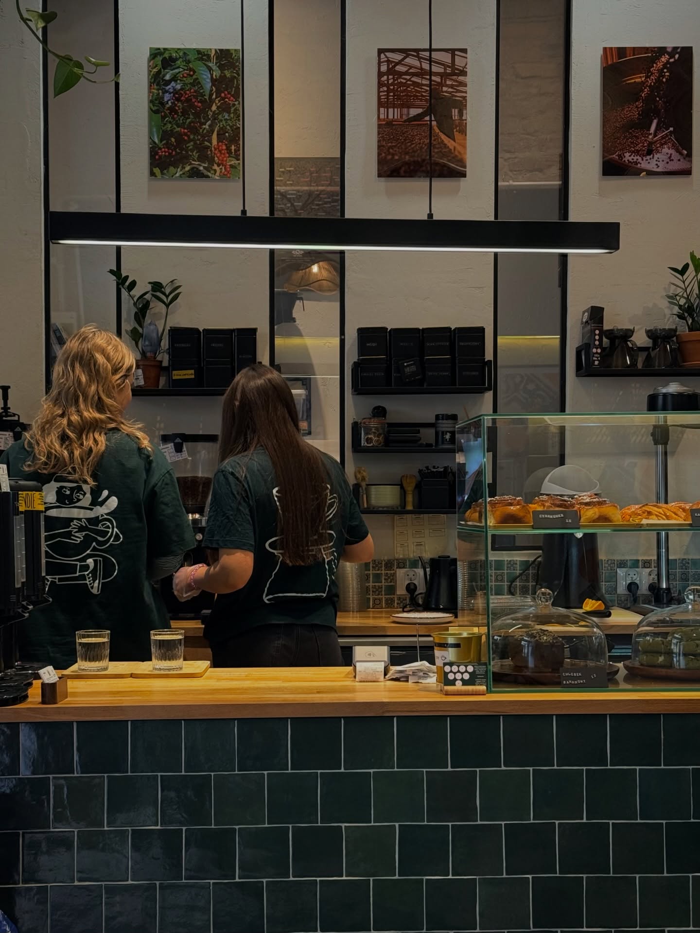 Sunny days in Warsaw call for something refreshing.
Good coffee, iced tonics, cozy corners and slow conversations.
Just the kind of day to stop by. ☕✨ 

📍 Emilii Plater 8 
📍 Marszałkowska 27/35

#kawa #specialtycoffee #warsaw #cozycorner #barista