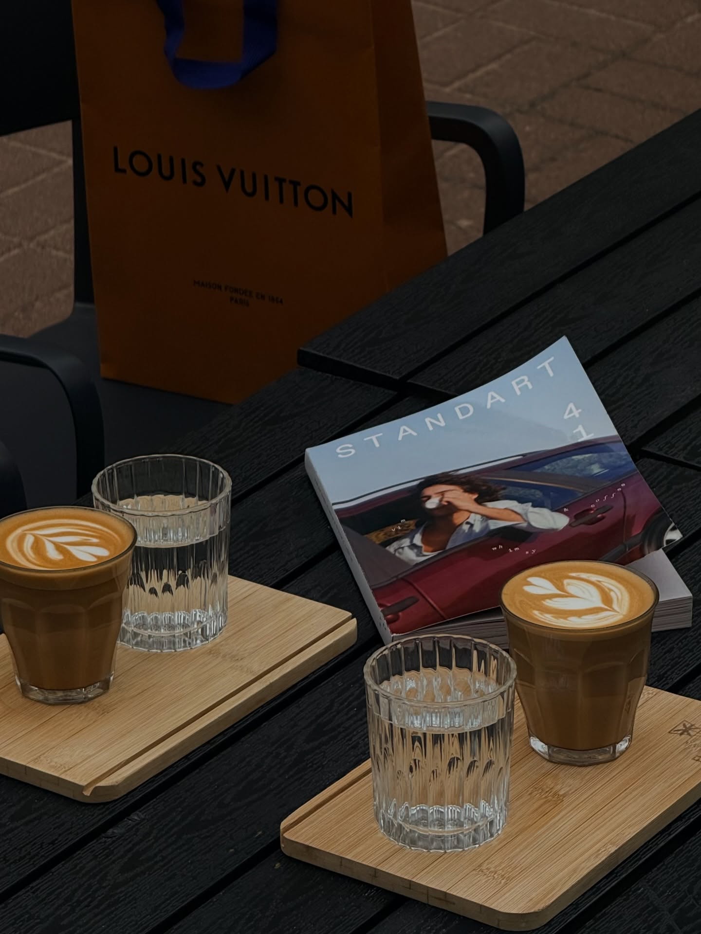 Ciche, spokojne popołudnie wielkanocne.

Kawa w dłoni,
magazyn na stole,
i nigdzie nie trzeba się spieszyć.

Proste chwile, zrobione jak trzeba.

Wesołych Świąt Wielkanocnych 🐣

—

A quiet Easter afternoon.

Coffee in your hand,
a magazine on the table,
and nowhere else to be.

Simple moments, done right.

Happy Easter 🐣

📍 Emilii Plater 8 
📍 Marszałkowska 27/35

#easter #warszawa #kawiarnia #magazine #specialtycoffee