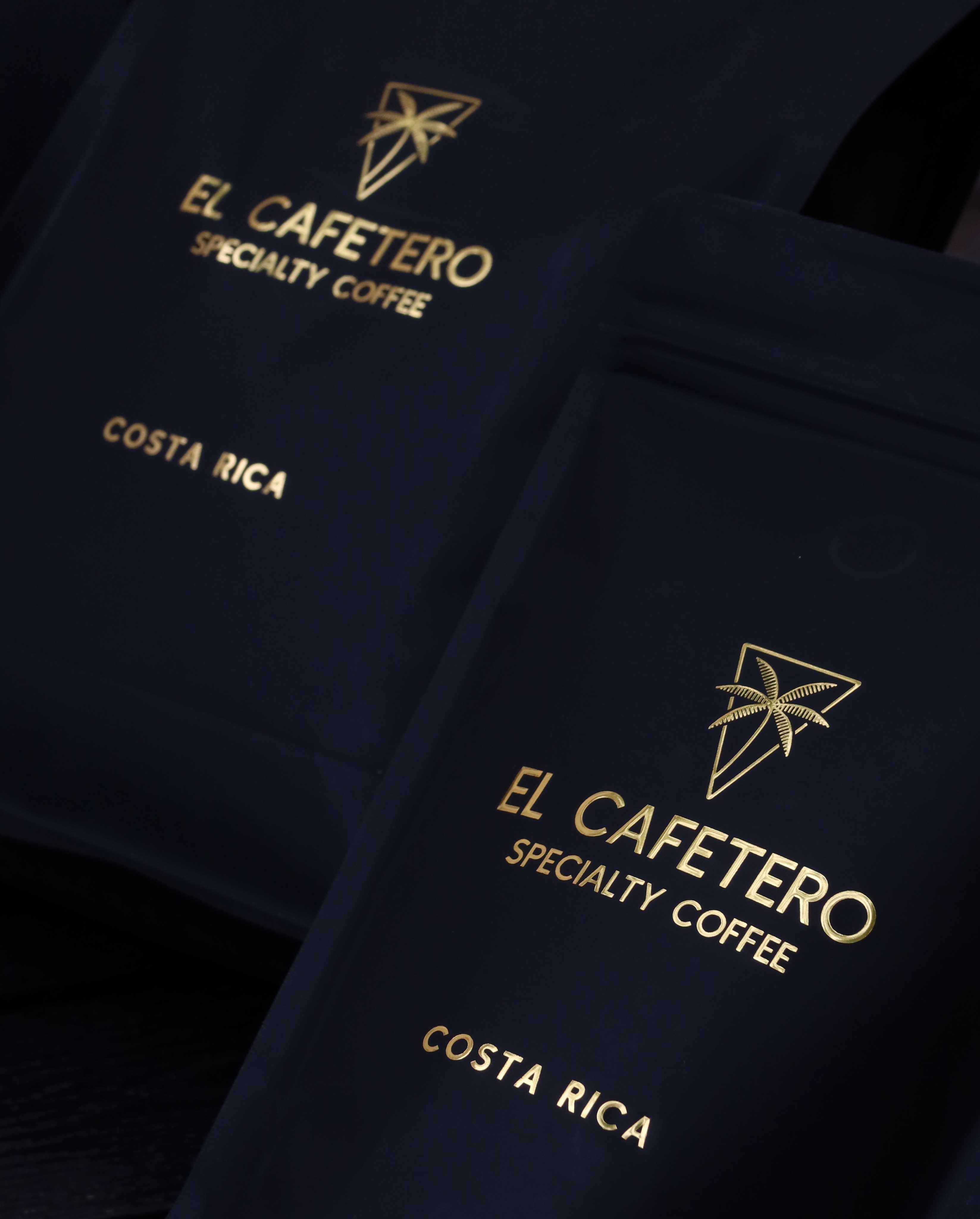 Kostaryka • Jaguar • Espresso

Kawa specialty z regionu San Jose, Tarrazu, pochodząca ze stacji obróbki Beneficio San Diego — miejsca z ponad 130-letnią historią, wspierającego lokalnych plantatorów w sercu regionu Tres Rios.

Obróbka honey nadaje filiżance intensywność, owocową głębię i naturalną słodycz.

W profilu smakowym dominują: rodzynki, brązowy cukier oraz morela.

Kawa zachwyca intensywnością i owocowością — z nutami miodu gryczanego i suszonej brzoskwini.

Palona pod espresso, podkreśla pełnię, słodycz i mocno owocowy charakter w filiżance.

Dostępna w naszej kawiarni oraz na stronie internetowej. (elcafetero.pl)❤️

—

Costa Rica • Jaguar • Espresso

Specialty coffee from San Jose, Tarrazu, sourced from Beneficio San Diego — a processing station with over 130 years of history, supporting local farmers at the heart of the Tres Rios region.

The honey process gives the cup intensity, fruity depth, and natural sweetness.

Flavor notes of raisins, brown sugar, and apricot create a rich and fruit-forward profile with hints of buckwheat honey and dried peach.

Roasted for espresso, highlighting body, sweetness, and an intensely fruity character in the cup.

Available in-store and online. (elcafetero.pl)❤️

📍 Emilii Plater 8 
📍 Marszałkowska 27/35

#specialtycoffee #coffeebeans #costarica #espresso #kawiarniawarszawa