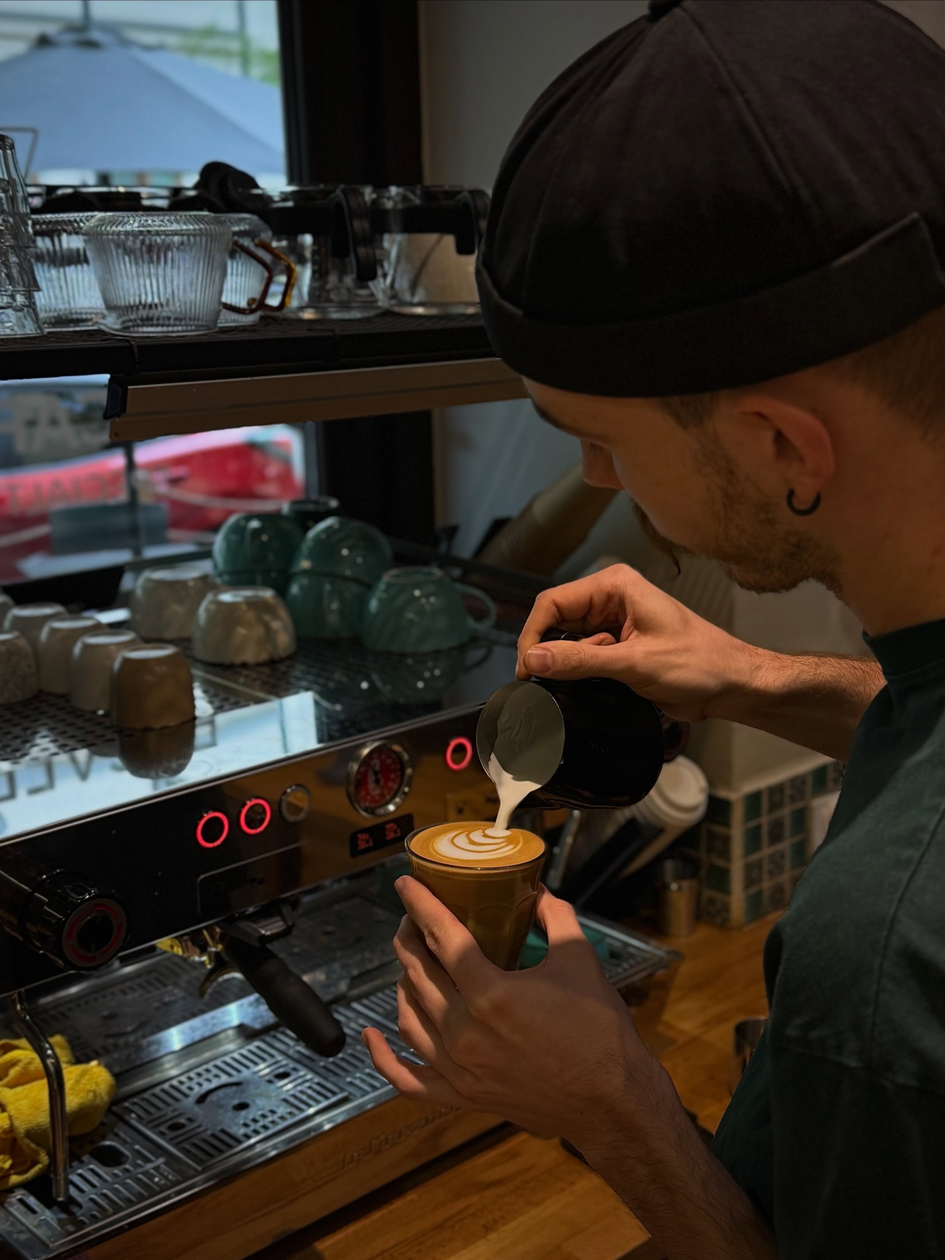 Specialty coffee to przede wszystkim dbałość o szczegóły. Od pierwszego nalania po ostatni detal — każda filiżanka powstaje z troską, właśnie dla Ciebie. ☕️✨

—

Specialty coffee is all about the details. From the first pour to the final touch, every cup is prepared with care — just for you. ☕️✨

📍 Emilii Plater 8 
📍 Marszałkowska 27/35

#specialtycoffee #latteart #baristadaily #kawiarnia #kawa