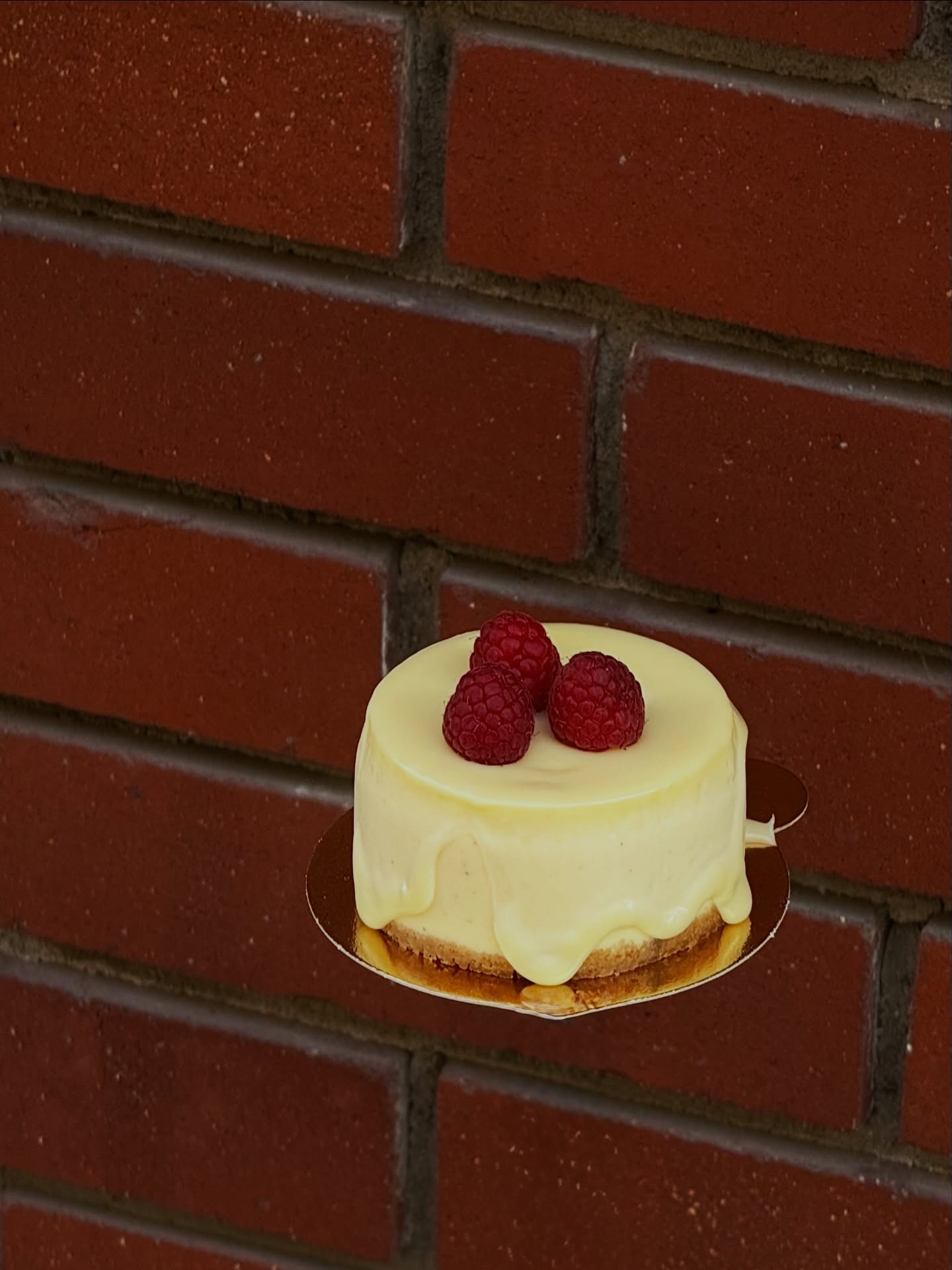 Niech mróz zostanie na zewnątrz.
W środku — kawa, sernik i ciepło, którego właśnie potrzebujesz. ☕✨ 

Let the cold stay outside.
Inside — coffee, cheesecake, and that feeling of warmth you didn’t know you needed. ☕✨

📍 Emilii Plater 8 
📍 Marszałkowska 27/35

#cheesecake #warsaw #specialtycoffee #cozyvibes #latteart