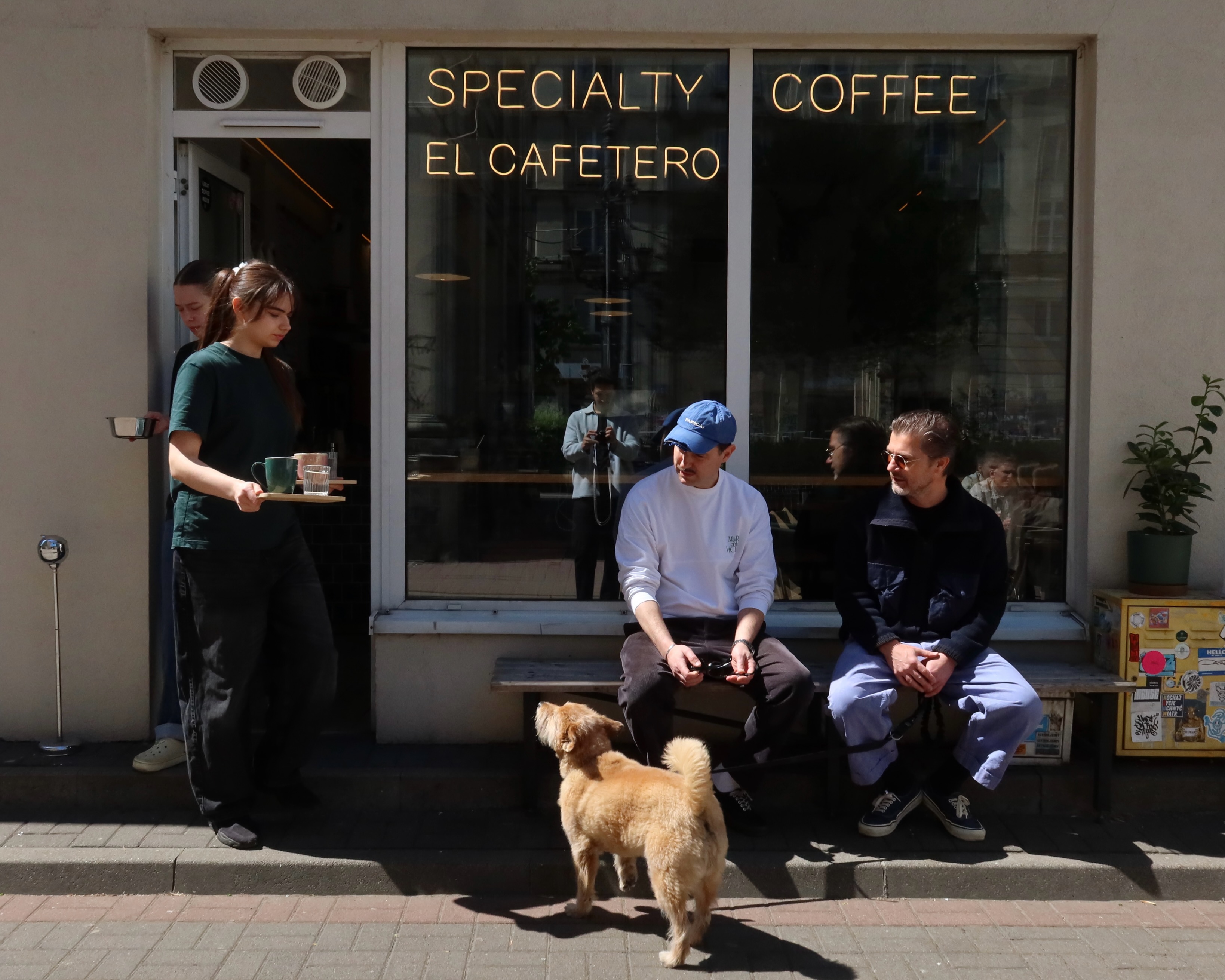 Dobrzy ludzie, pies na tarasie, mrożone latte dla dwojga i słońce robiące swoje. Zwykły dzień w El Cafetero — i właśnie o to chodzi. ☕🤎

—

Good people, a dog on the terrace, iced lattes for two and the sun doing its job. Just another day at El Cafetero — and we wouldn’t have it any other way. ☕🤎

📍 Emilii Plater 8 
📍 Marszałkowska 27/35

#specialtycoffee #kawiarnia #vibe #neighborhood #coffeelovers