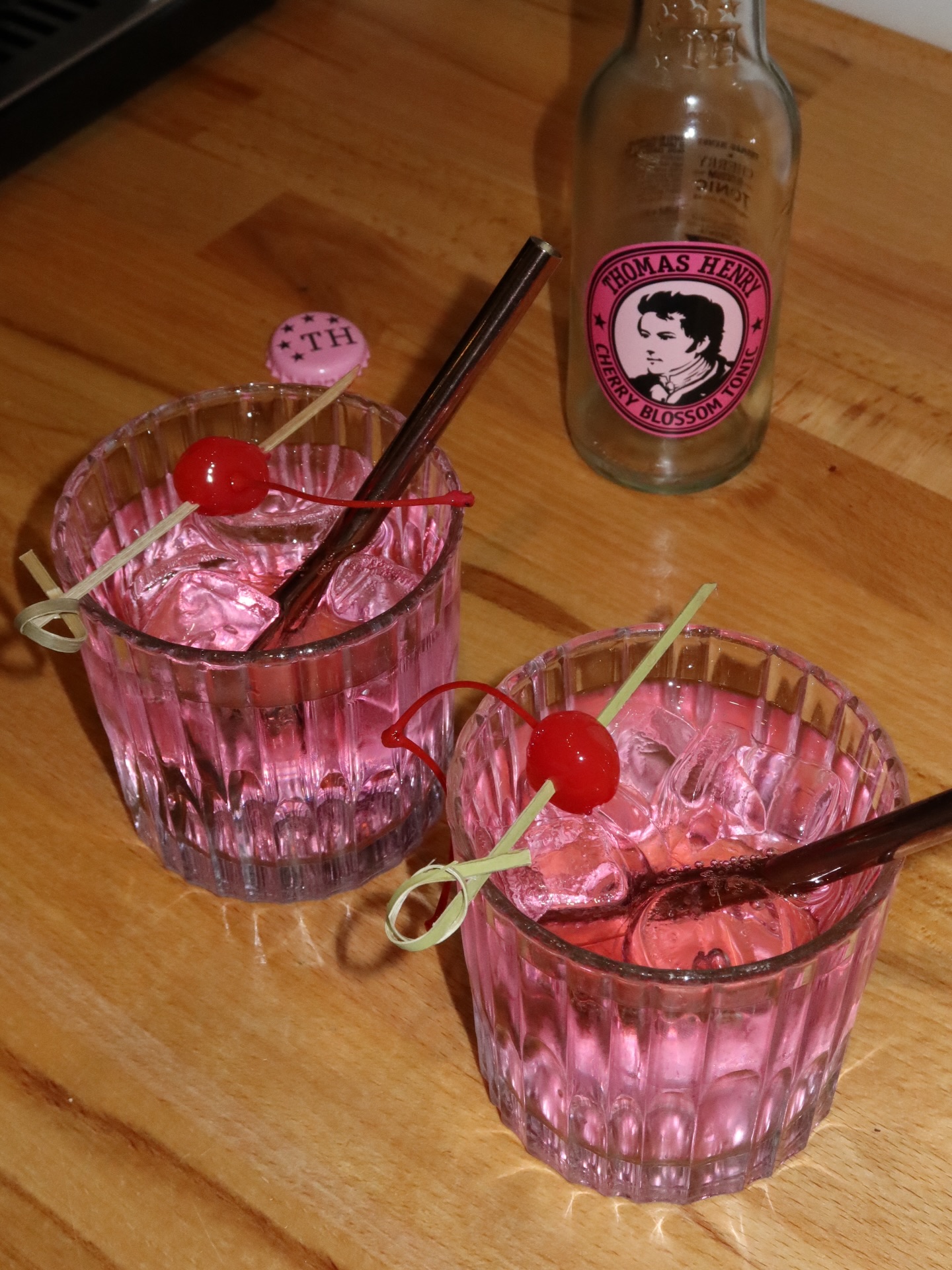 🧊🍊🌸☕️And when the sun hits just right… your soul asks for something fresh.
Something cold. Something energizing.

Our iced coffee drinks are made exactly for days like this —
refreshing, vibrant, and full of energy to keep you going. 

Take a moment, enjoy the sunshine, and sip something cool with us.

📍 Emilii Plater 8 
📍 Marszałkowska 27/35

#spring #coffee #icedrink #tonic #fresh