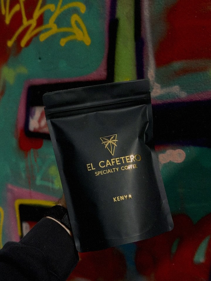 Kenya · Bomu La Matunda · Espresso

Wyjątkowa Kenia z regionu Kiambu, pochodząca z Tatu Estate.
Uprawiana na wysokości 1 550–1 700 m. Klasyczne odmiany SL-28, SL-34, Ruiru 11 i Batian, poddane obróbce naturalnej.

W filiżance — intensywność i soczystość.
Wiśnia, śliwka, marakuja i żurawina, z wyraźną, żywą kwasowością i pełnym, gęstym body.

To kawa o niezwykle ekspresyjnym charakterze, która zachwyca czystością i owocową głębią.
W połączeniu z mlekiem zyskuje zupełnie nowy wymiar — kremowy, deserowy, gdzie soczyste owoce łączą się ze słodyczą, tworząc wyjątkowo harmonijny profil.

Aktualnie dostępna jako jedno z naszych sezonowych espresso — możecie wybrać ją na barze i odkryć jej charakter w swojej ulubionej formie.
Szczególnie polecamy spróbować w flat white — to połączenie naprawdę robi wrażenie.

Dostępna w naszej kawiarni.
(elcafetero.pl)

⸻

Kenya · Bomu La Matunda · Espresso

An expressive Kenya from Kiambu, sourced from Tatu Estate.
Grown at 1,550–1,700 m. SL-28, SL-34, Ruiru 11, and Batian varieties, naturally processed.

In the cup — intensity and juiciness.
Cherry, plum, passionfruit, and cranberry with vibrant acidity and a rich, full body.

A bold, fruit-driven profile with remarkable clarity and depth.
With milk, it transforms beautifully into a creamy, dessert-like experience where bright fruit meets soft sweetness.

Currently featured as one of our seasonal espresso options — available on bar to explore in your preferred drink.
We especially recommend trying it as a flat white.

Available in our café.
(elcafetero.pl

📍 Emilii Plater 8 
📍 Marszałkowska 27/35

#specialtycoffee #kawiarnia #kenya #espresso #coffee