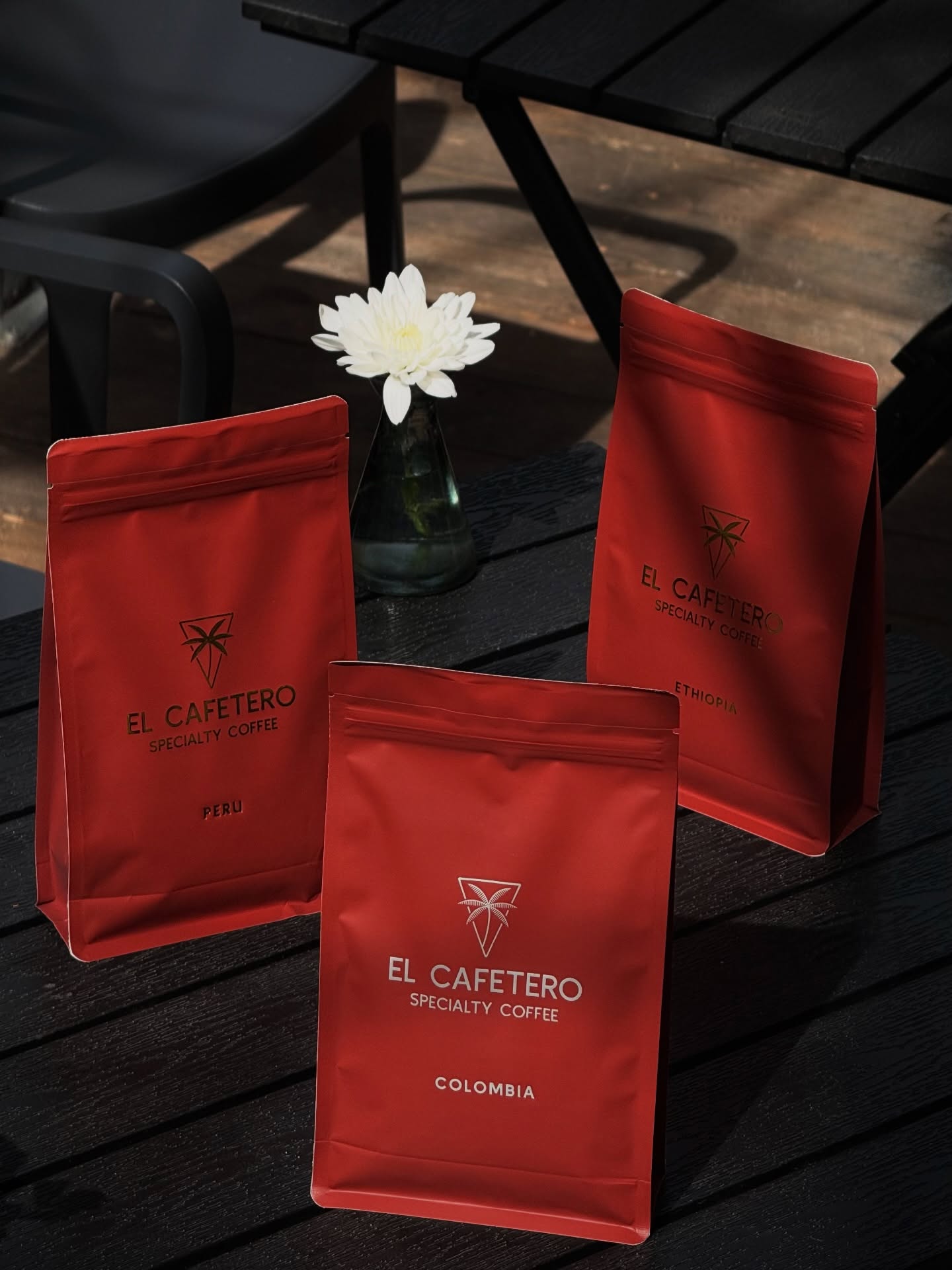 Trzy originy. Trzy różne historie. Jeden standard — wyjątkowa jakość.

Peru, Kolumbia, Etiopia — każda z nich ma swój unikalny charakter w filiżance.

Od soczystej, owocowej świeżości po głębię i elegancję,
od delikatnych nut kwiatowych po wyraźną słodycz —
każda kawa została wypalona tak, aby pokazać to, co w niej najlepsze.

To kawa, którą warto odkrywać.

Spróbuj na miejscu lub zaparz w domu.
Dostępna w kawiarni oraz online.
(elcafetero.pl)

—

Three origins. Three different stories. One shared standard — exceptional quality.

Peru, Colombia, Ethiopia — each origin brings its own character to the cup.

From bright and juicy to deep and elegant, from delicate florals to rich sweetness —
every coffee is carefully selected and roasted to highlight what makes it truly special.

This is coffee meant to be explored.

Try them in our café or brew them at home.
Available in-store and online.
(elcafetero.pl)

📍 Emilii Plater 8 
📍 Marszałkowska 27/35

#specialtycoffee #batchbrew #filtercoffee #coffee #kawiarnia