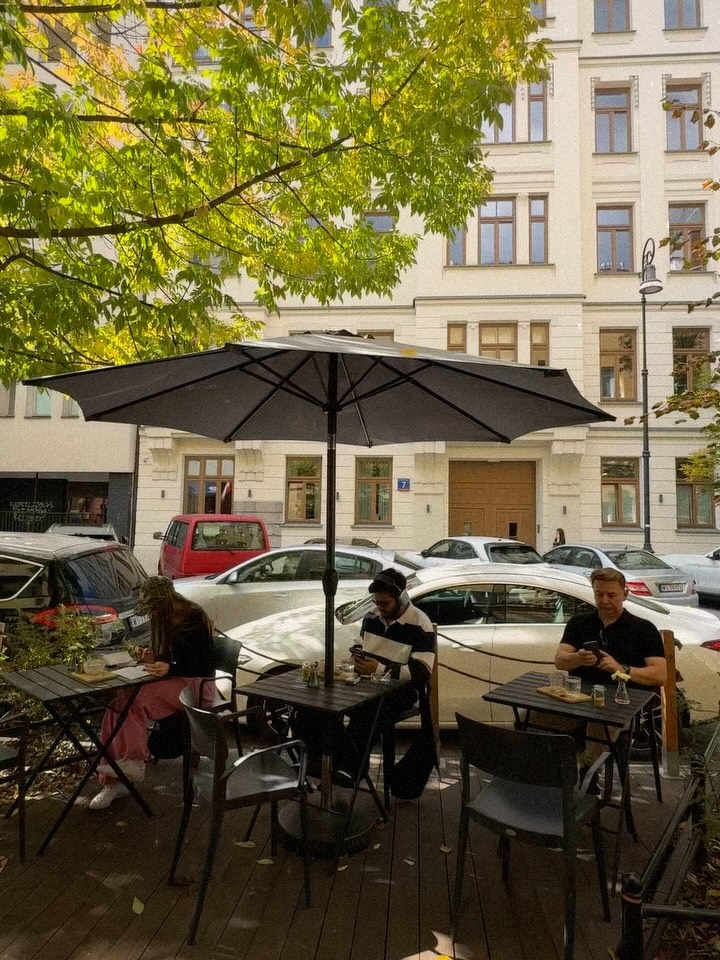Miejsce, do którego wpadasz na kawę, a zostajesz dla atmosfery. ☕️

—

A place you come for coffee, but stay for the atmosphere. ☕️

📍 Emilii Plater 8 
📍 Marszałkowska 27/35

#specialtycoffee #kawiarnia #latteart #cozyplace #favplace