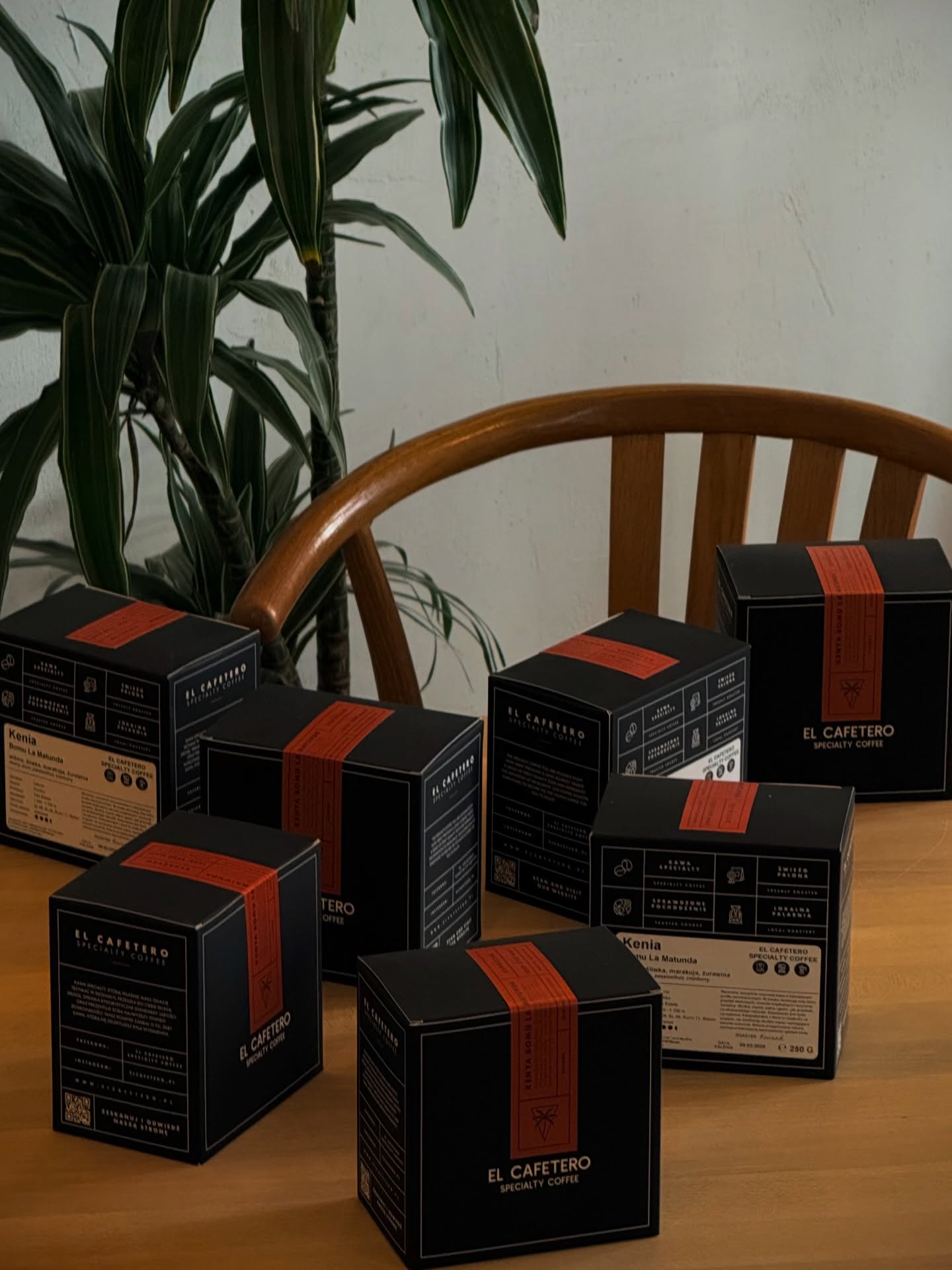 Kenya • Bomu La Matunda • Espresso

Kawa specialty z regionu Kiambu, pochodząca z plantacji Tatu Estate.
Obróbka natural nadaje filiżance intensywnie owocowy, soczysty i wyrazisty charakter.

W profilu smakowym dominują: wiśnia, śliwka, marakuja oraz żurawina.
Kawa jest czysta, słodka i pełna energii — z wyraźną, elegancką kwasowością i głębokim body.

Palona pod espresso, podkreśla owocową intensywność i kremową teksturę w filiżance.

Dostępna w naszej kawiarni oraz na stronie internetowej.(elcafetero.pl)

—

Kenya • Bomu La Matunda • Espresso

Specialty coffee from the Kiambu region, sourced from Tatu Estate.
The natural process delivers a bold, juicy, and fruit-forward cup.

Flavor notes of cherry, plum, passionfruit, and cranberry create a vibrant profile with lively acidity and structured sweetness.

Roasted for espresso, highlighting intensity, clarity, and a rich, creamy body.

Available in-store and online. (elcafetero.pl)

📍 Emilii Plater 8
📍 Marszałkowska 27/35

#specialtycoffee #warzawa #kenia #coffeebeans #coffeelovers