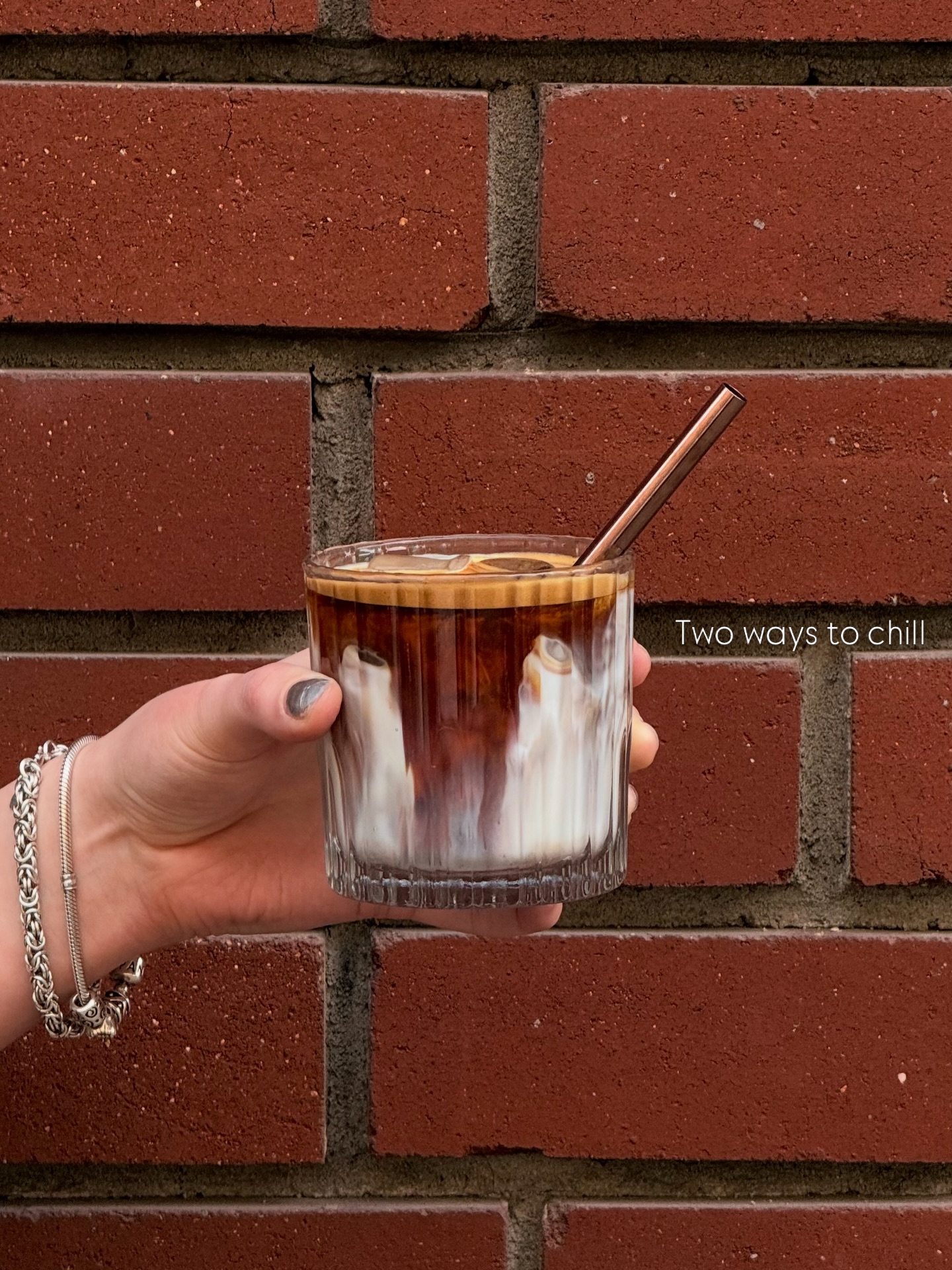 Niektóre chwile warto spowolnić.

Delikatne Iced Latte, aksamitne Cold Brew, czyli mały rytuał dobrej kawy.

Nasze Iced Latte podajemy z wyjątkowym syropem z cascary — od samego początku to nasz znak rozpoznawczy. Cascara wnosi subtelne nuty miodu, owoców i karmelu, które idealnie łączą się ze świeżym espresso.

To nie tylko wyjątkowy smak, ale też krok w stronę sustainability — wykorzystujemy cały owoc kawy i dajemy mu drugie życie.

Wpadnij i spróbuj. ☕🌿

⸻

Some moments deserve to slow down.

An elegant Iced Latte, a smooth Cold Brew, and the simple ritual of great coffee.

Our Iced Latte is served with our signature Cascara syrup — with us from the very beginning. Cascara brings delicate notes of honey, fruit, and caramel that pair perfectly with fresh espresso.

A unique taste and a small step toward sustainability — celebrating the whole coffee fruit.

Stop by and taste it. ☕🌿

📍 Emilii Plater 8 
📍 Marszałkowska 27/35

#icelatte #coldbrew #cascara #chill #warsaw