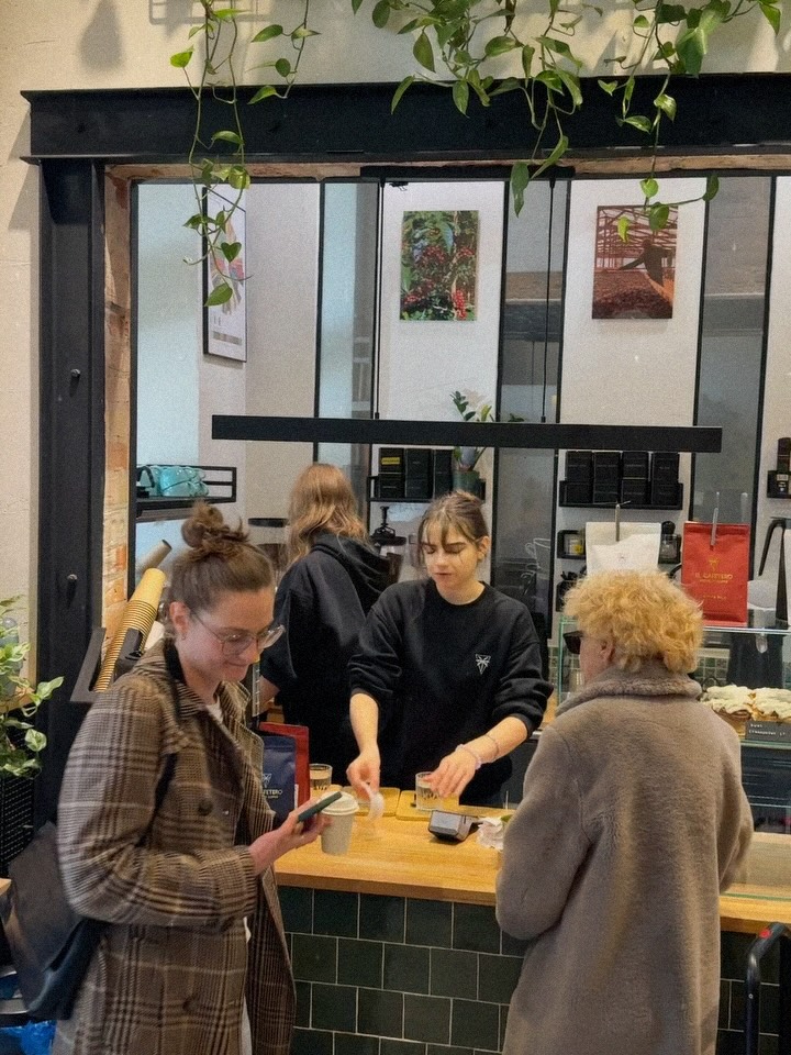 Dobra kawa. Dobrzy ludzie. Dobre chwile. ☕️🤍
Reszta dzieje się sama.

—

Good coffee. Good people. Good moments. ☕️🤍
The rest just happens.

📍 Emilii Plater 8 
📍 Marszałkowska 27/35

#specialtycoffee #kawiarnia #coffeelovers #autumnvibes #cozyplace