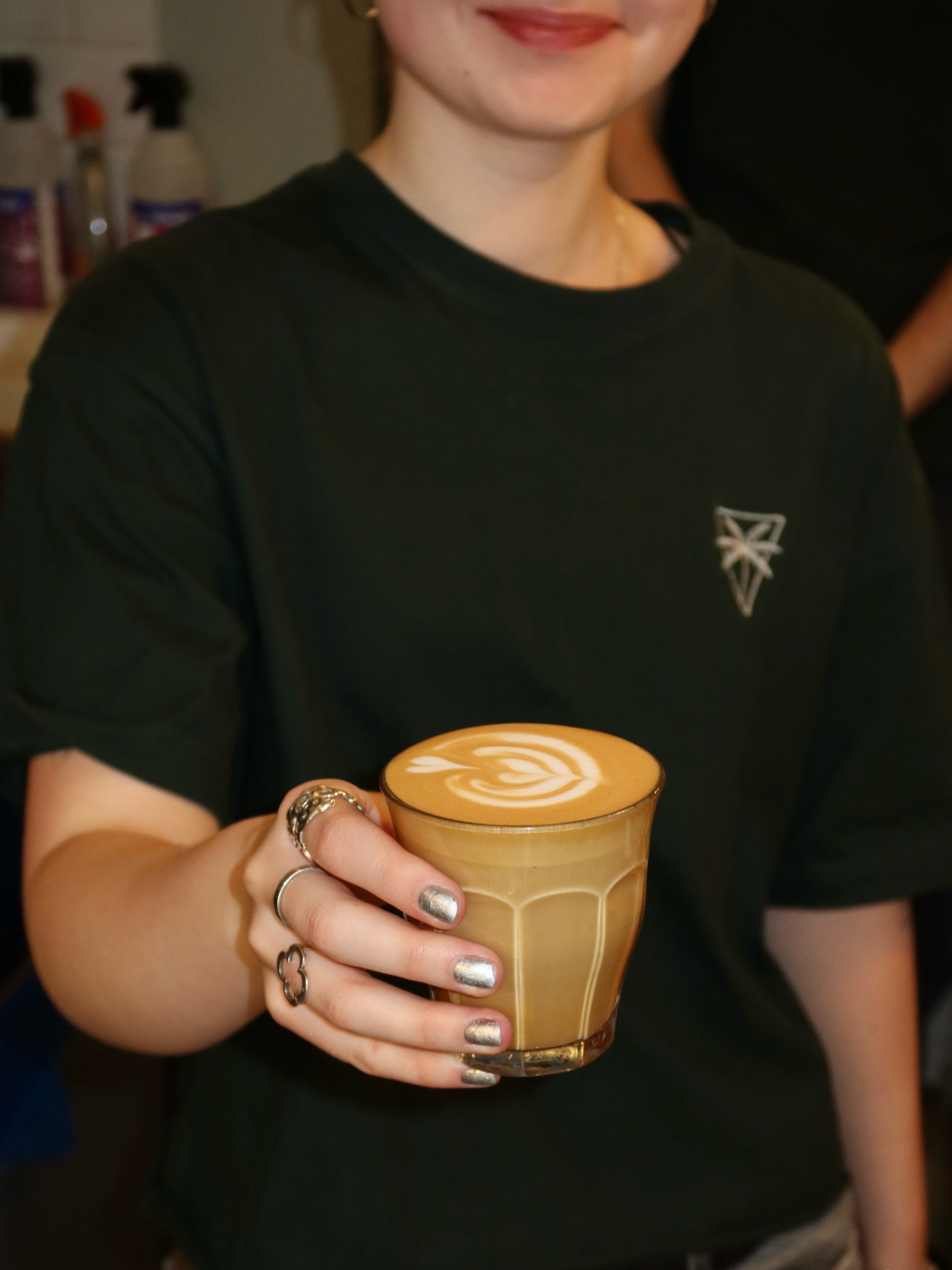 Dobra kawa to dopiero początek.

Prawdziwy klimat tworzą ludzie, rozmowy, uśmiechy za barem i atmosfera, do której chce się wracać każdego dnia ☕️✨

—

Great coffee is only the beginning.

The real magic comes from the people, the conversations, the smiles behind the bar, and the atmosphere that keeps you coming back ☕️✨

📍 Emilii Plater 8 
📍 Marszałkowska 27/35

#specialtycoffee #barista #kawiarnia #cozyplace #coffeelovers