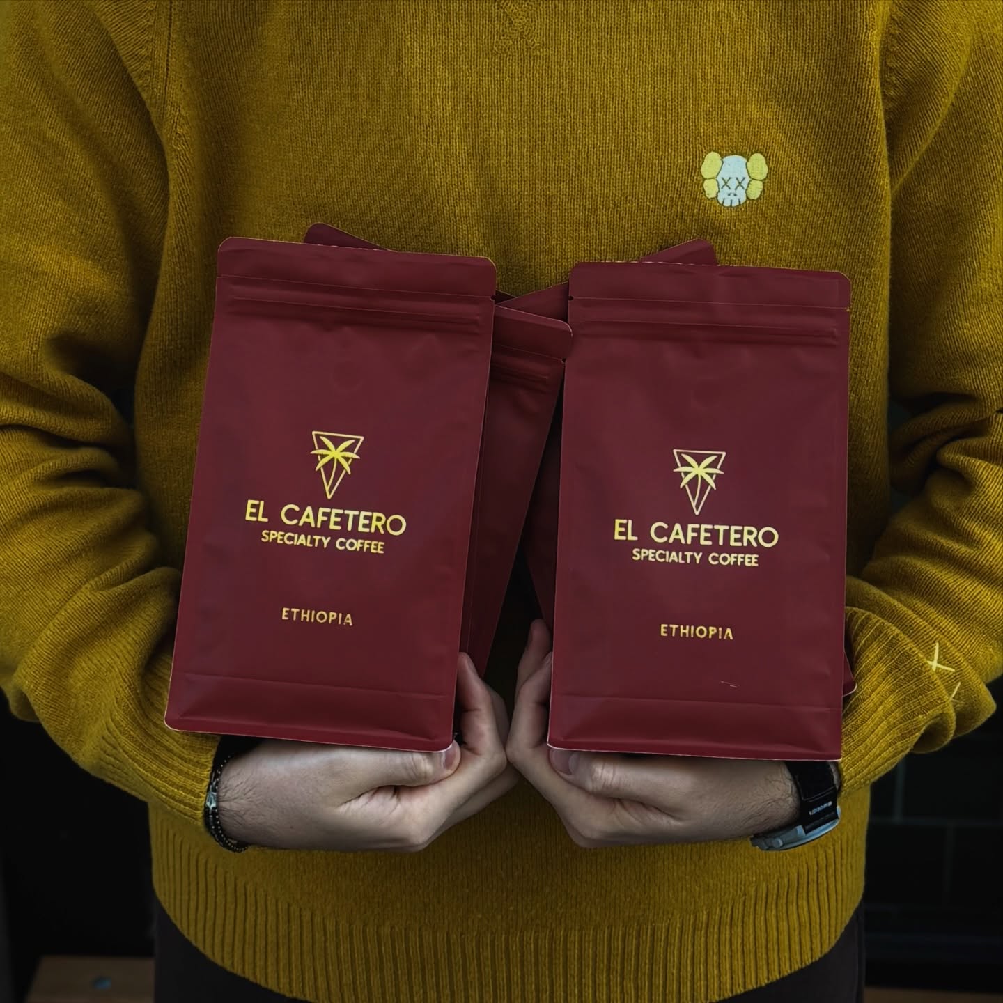 Etiopia • Chelbesa

Kawa specialty z regionu Gedeo (Gedeb), pochodząca od kilku lokalnych, drobnych plantatorów i obrabiana w Danche Washing Station. Zastosowana obróbka anaerobic natural nadaje filiżance intensywnie owocowy, gęsty i soczysty charakter.
W profilu smakowym dominują truskawka, owoce tropikalne oraz nuty wina musującego – kawa jest funky, juicy i wyraźnie słodka, z fermentacyjną głębią.
Palona pod metody przelewowe, podkreśla transparentność i złożoność etiopskich ziaren.

Dostępna na naszej stronie internetowej (elcafetero.pl)

⸻

Ethiopia • Chelbesa

Specialty coffee from the Gedeo (Gedeb) region, sourced from small local farmers and processed at Danche Washing Station. The anaerobic natural process delivers a dense, juicy, and fruit-forward cup with a bold, expressive character.
Flavor notes of strawberry, tropical fruit, and sparkling wine create a funky, vibrant profile with pronounced sweetness and ferment-driven complexity.
Roasted for filter brewing, highlighting clarity, sweetness, and the lively nature of Ethiopian coffee.

Available now on our website (elcafetero.pl)

📍 Emilii Plater 8 
📍 Marszałkowska 27/35

#coffeebeans #ethiopia #coffee #specialtycoffee #warsaw