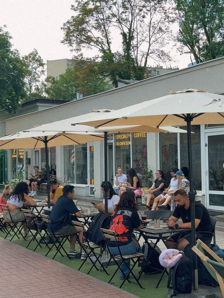 Miejsce, by spotkać się z bliskimi, złapać oddech i przypomnieć sobie, jak smakuje naprawdę dobra kawa. ☕️

—

A place to reconnect with friends, with yourself, and with the simple pleasure of a great cup of coffee.☕️

📍 Emilii Plater 8 
📍 Marszałkowska 27/35

#specialtycoffee #favplace #hotsport #coffeelovers #summer