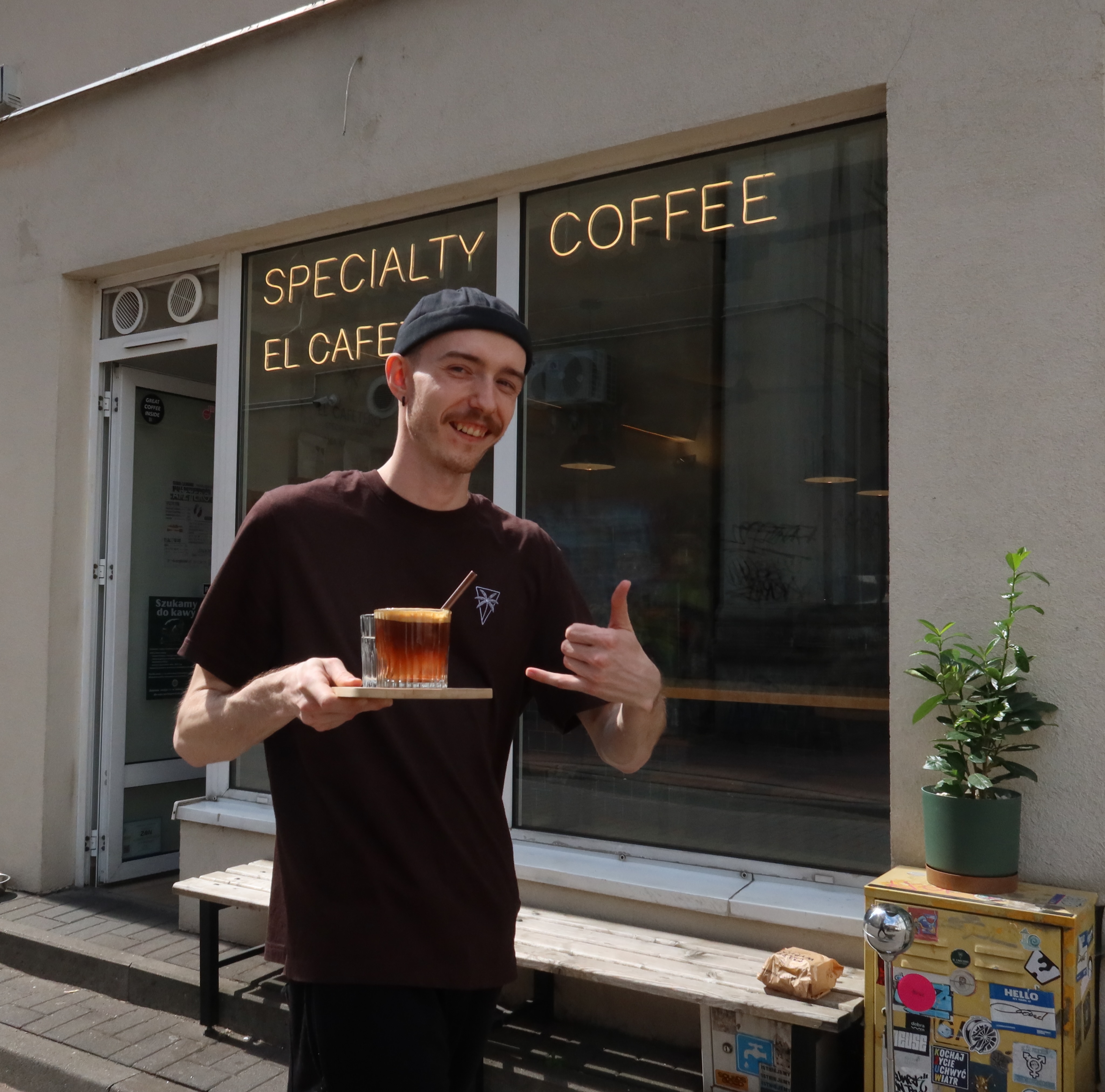 Ludzie za barem robią całą różnicę. Nasi baristas pracują z sercem, La Marzocco nie milknie, a każda filiżanka, która wychodzi z tego baru, jest zrobiona specjalnie dla ciebie.To jest El Cafetero — i jak już znajdziesz tu swój kącik, to jest twój na zawsze. ☕🤍🌿 

—

The people behind the bar make all the difference. Our baristas pour with care, the La Marzocco never stops, and every cup that leaves this counter was made for you specifically. This is El Cafetero — and once you find your corner here, it’s yours. ☕🤍🌿

📍 Emilii Plater 8 
📍 Marszałkowska 27/35

#lamarzocco #barista #kawiarniawarszawa #specialtycoffee #baristalife