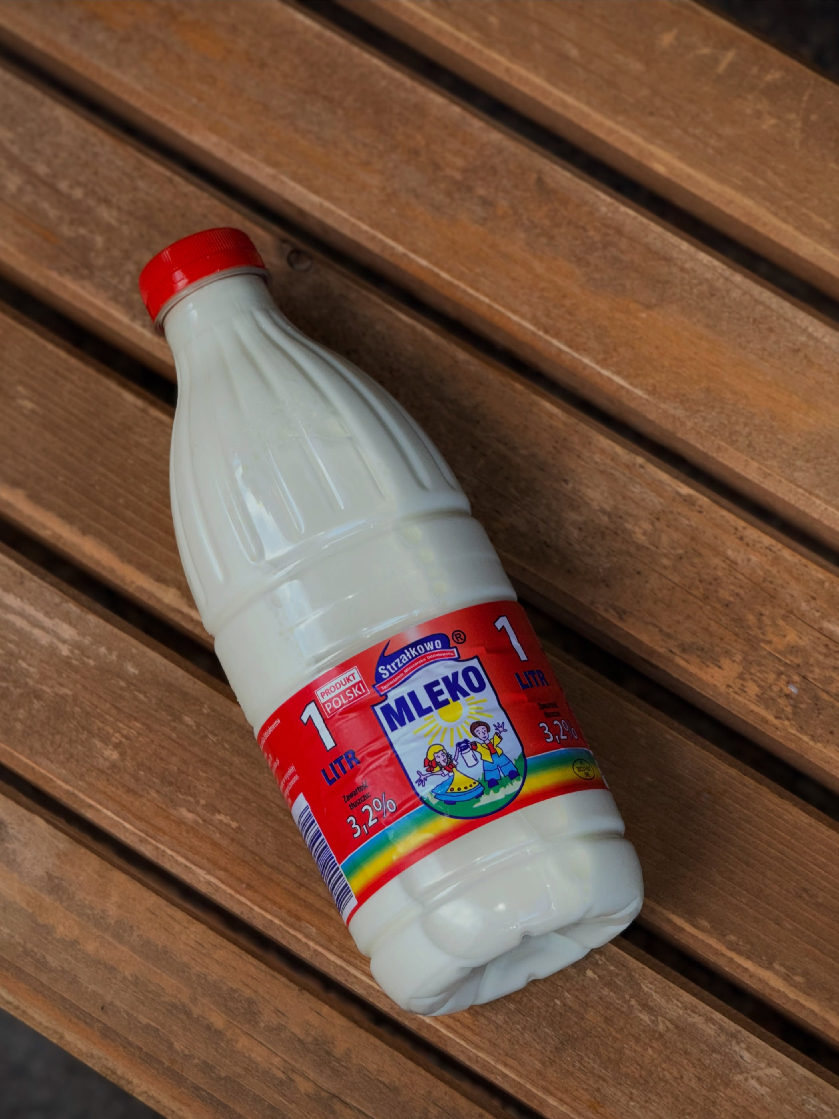 Dobre espresso zasługuje na dobre mleko. ☕️🥛

Od teraz w El Cafetero używamy świeżego mleka 3,2% ze Strzałkowa — polskiej mleczarni z tradycją sięgającą 1939 roku.

Co to oznacza w Twojej filiżance? Naturalną słodycz, kremową teksturę i idealną równowagę z naszym espresso. Mleko pięknie się spienia, tworząc aksamitną mikropiankę, dzięki której nasze cappuccino i flat white smakują jeszcze lepiej, a latte art nabiera wyjątkowego charakteru. 🤎

Wierzymy, że jakość tkwi w szczegółach — od ziaren po ostatnią kroplę mleka.

Wpadnijcie spróbować!

—

Great espresso deserves great milk. ☕️🥛

We’re now using fresh 3.2% milk from Strzałkowo, a Polish dairy with a tradition dating back to 1939.

What does that mean for your cup? A naturally sweet taste, a creamy texture and the perfect balance with our espresso. It steams beautifully into silky microfoam, making our cappuccinos and flat whites even smoother and giving our latte art that extra touch. 🤎

We believe quality is all about the details — from the beans to the very last drop of milk.

Come by and taste the difference!

📍 Emilii Plater 8 
📍 Marszałkowska 27/35

#specialtycoffee #dairymilk #latteart #attentiontodetails #kawiarnia