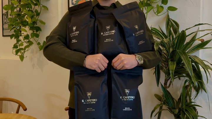 Wchodzą na kawę.
Zakochują się w ziarnie.
Wychidzą niosąc tyle, ile mogą. 

They walk in for a coffee.
They fall for the beans.
They leave carrying as much as they can.

📍 Emilii Plater 8 
📍 Marszałkowska 27/35

#coffeebeans #specialtycoffee #kawiarniawarszawa #coffeelover #coffee