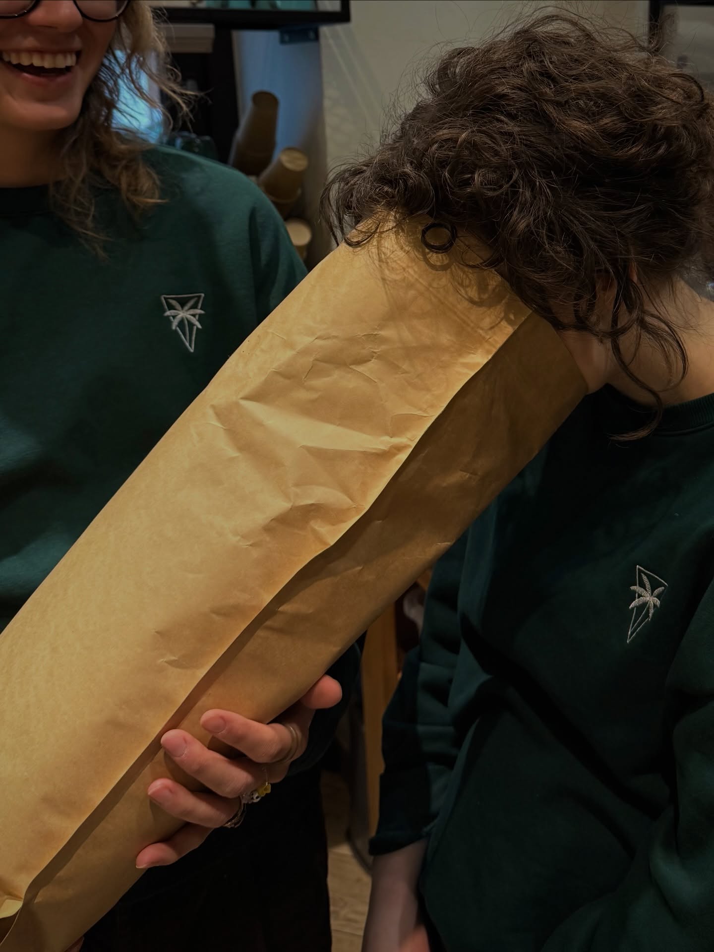 Gdy aromat jest tak dobry… że aż chcesz zanurzyć w nim całą głowę 🤎
Świeża kawa, prawdziwe uśmiechy i chwile, których nie da się udawać. 

When the aroma hits so good… you have to put your whole head into it 🤎
Fresh coffee, real smiles, and moments you can’t fake.

📍 Emilii Plater 8 
📍 Marszałkowska 27/35

#coffeeaddict #specialtycoffee #warsaw #coffeelover #coffeesmell